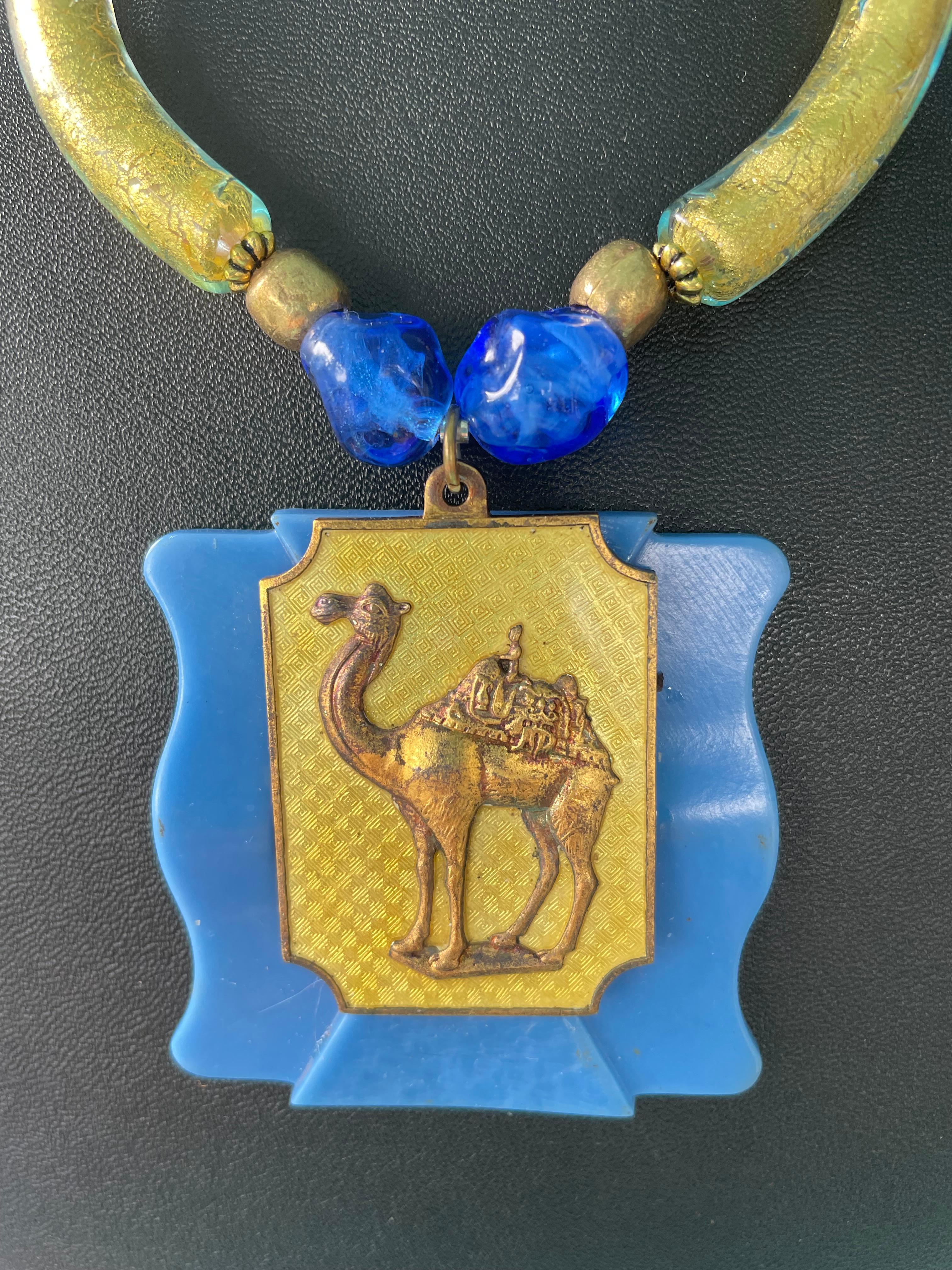 Lorraine's Bijoux bietet eine einzigartige Halskette mit einem Kamel-Anhänger aus Messing und Emaille im Vintage-Stil und einer Gürtelschnalle aus Bakelit als Mittelstück an. Die verschiedenen Farben und Formen der neuen und alten handgefertigten