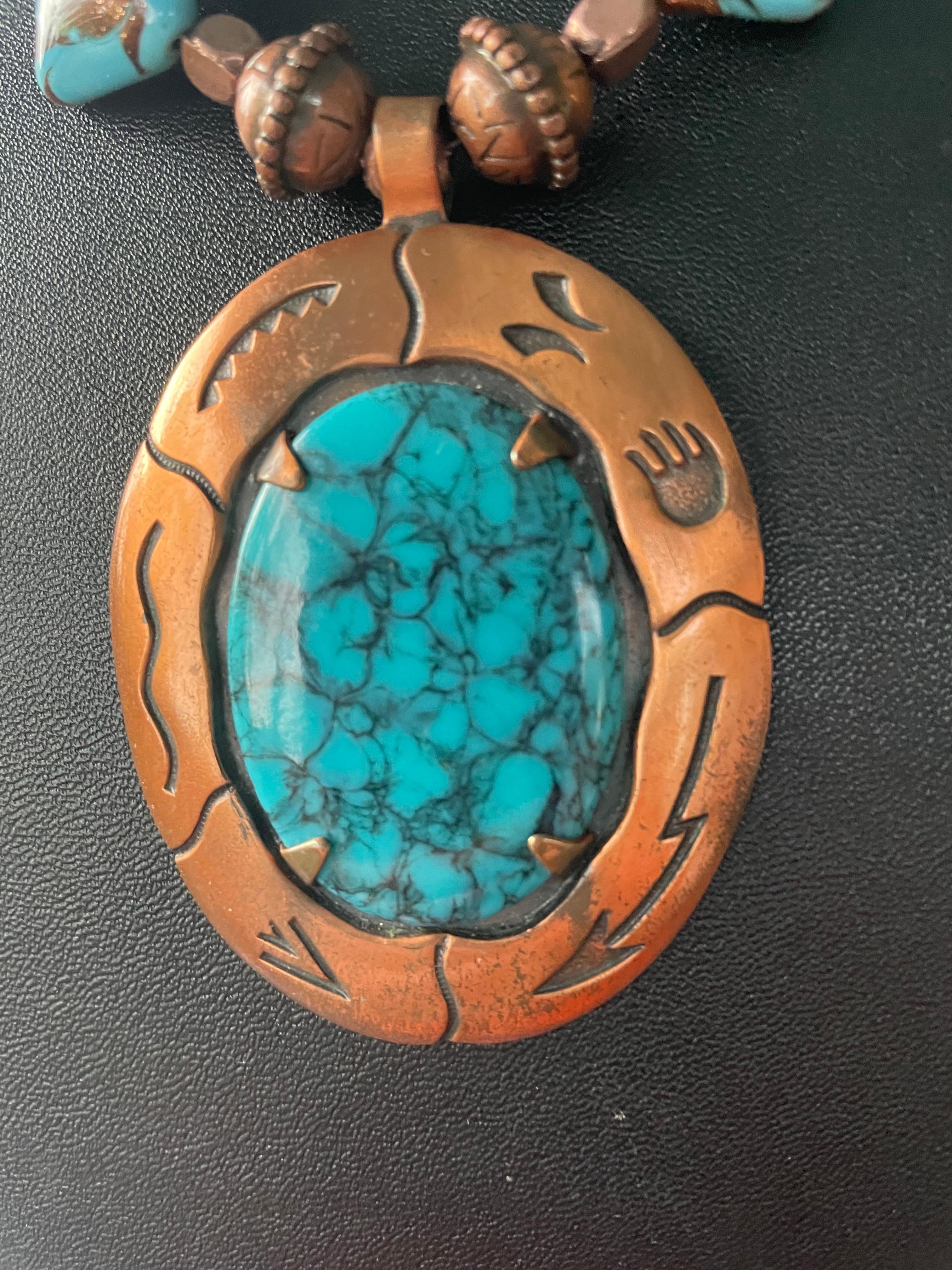 Lorraine's Bijoux tiene en oferta un Gran collar colgante vintage (años 50) de cobre y resina turquesa hecho a mano. Esta pieza es un ejemplo perfecto del estilo Retro Western popularizado por los Cowboy Shows de los años 50 y 60. Las cuentas