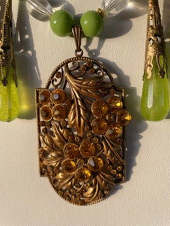 LB propose un collier vintage tchèque avec pendentif en verre et laiton, orné de cristaux en verre Lucite