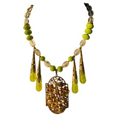 LB propose un collier vintage tchèque avec pendentif en verre et laiton, orné de cristaux en verre Lucite