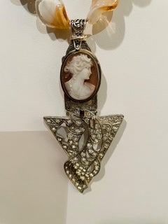 LB propose un collier vintage avec une broche en verre vénitien, camée, cristal et agates, en acier inoxydable