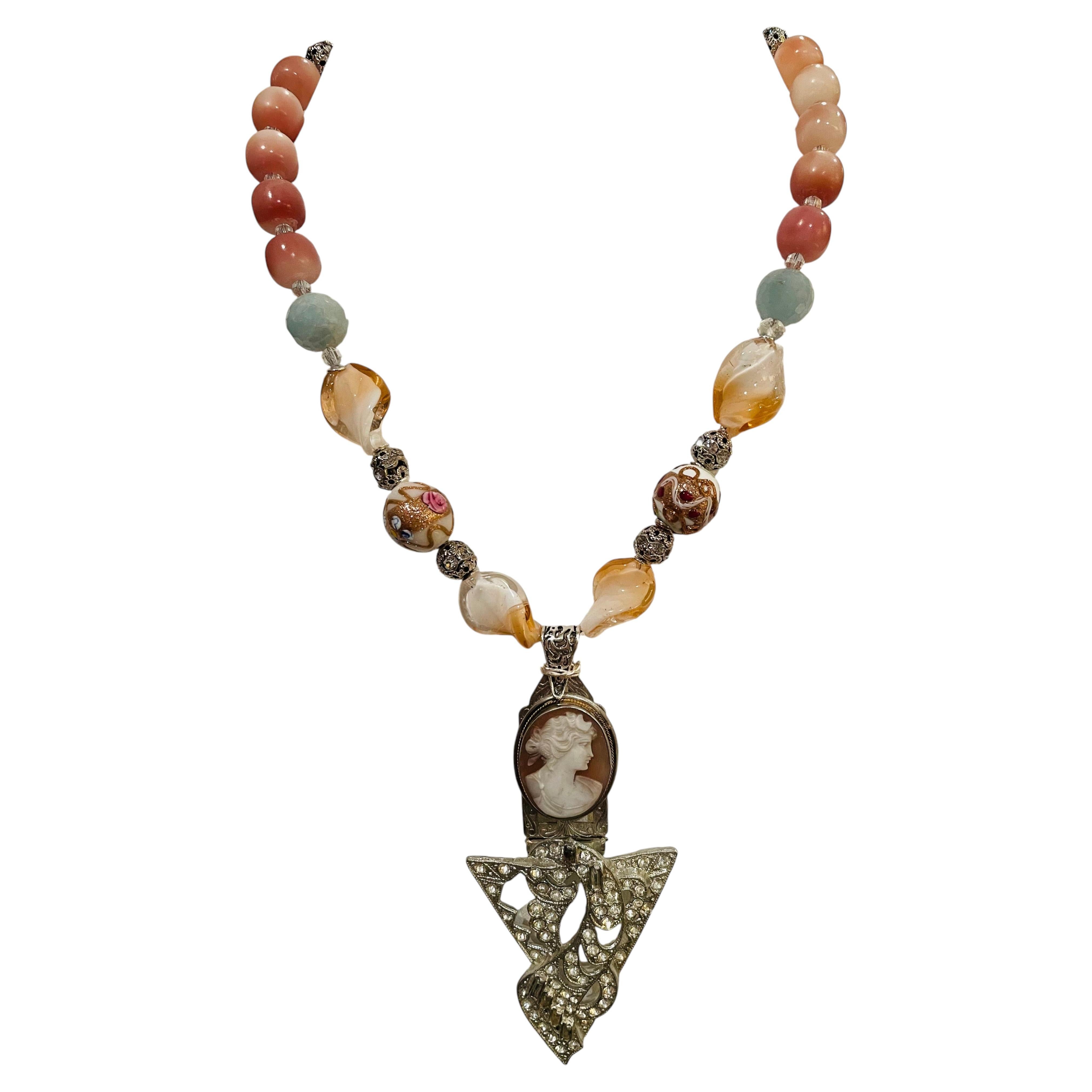 LB propose un collier vintage avec une broche en verre vénitien, camée, cristal et agates, en acier inoxydable en vente