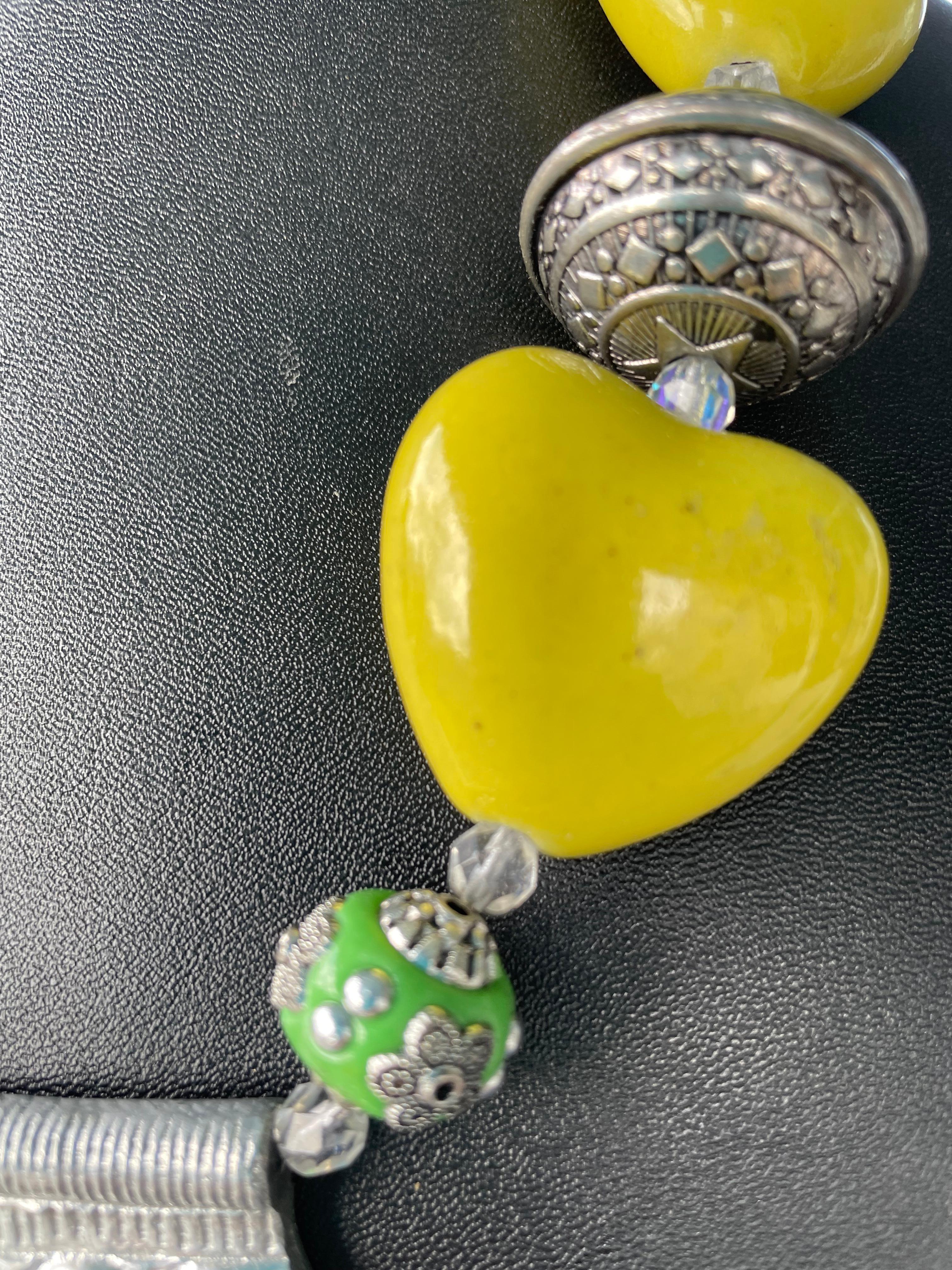 Perlina LB offre una collana di ciondoli in osso indiano vintage in resina, agata, argento tibetano e perline. in vendita