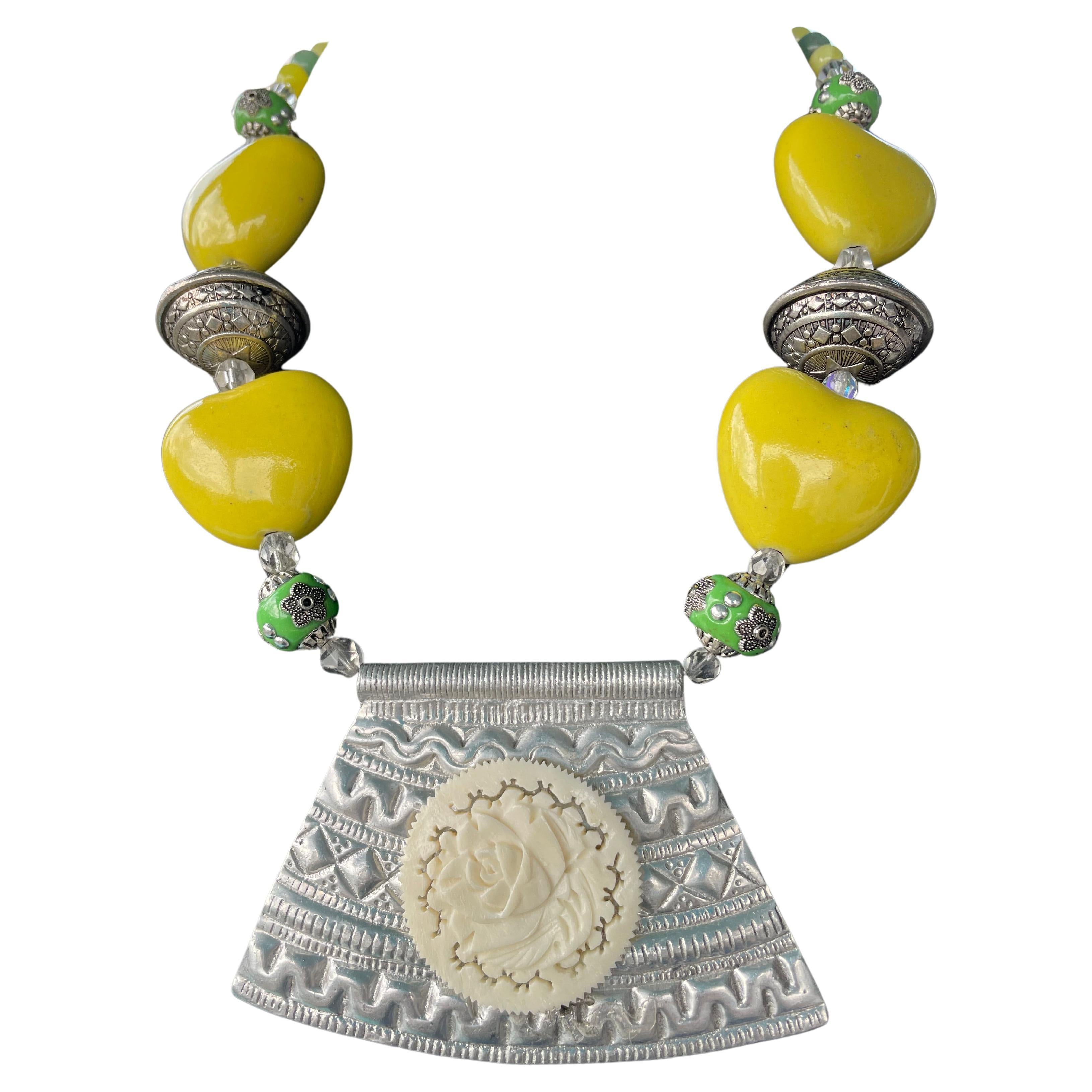 LB bietet Vintage-Halskette mit Anhänger aus indischem Knochen und Harz, Achat, tibetische Silberperlen und Perlen im Angebot