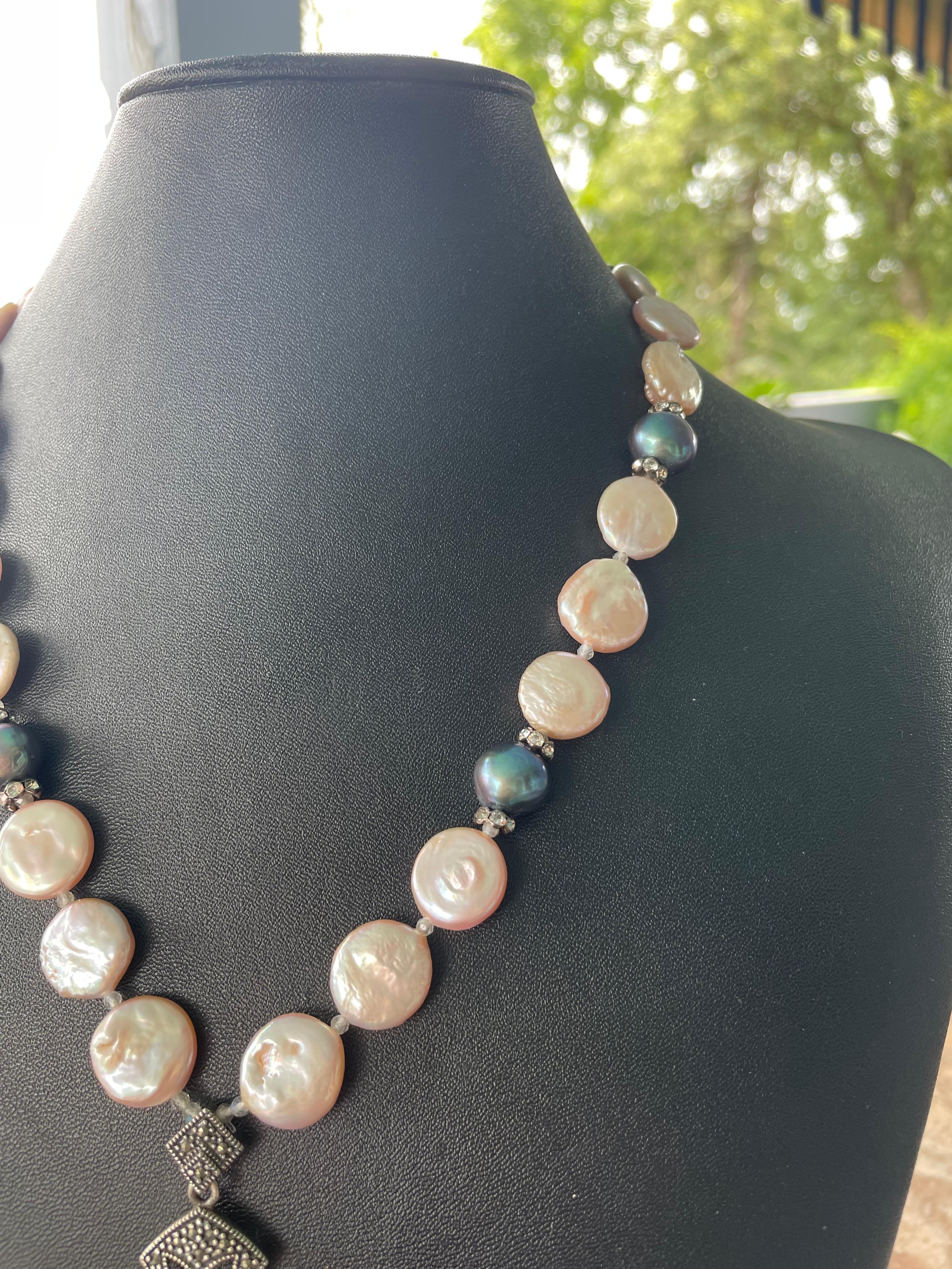 Artigiano LB offre una collana di perle di pavone e monete d'argento con croce di marcasite d'epoca in vendita