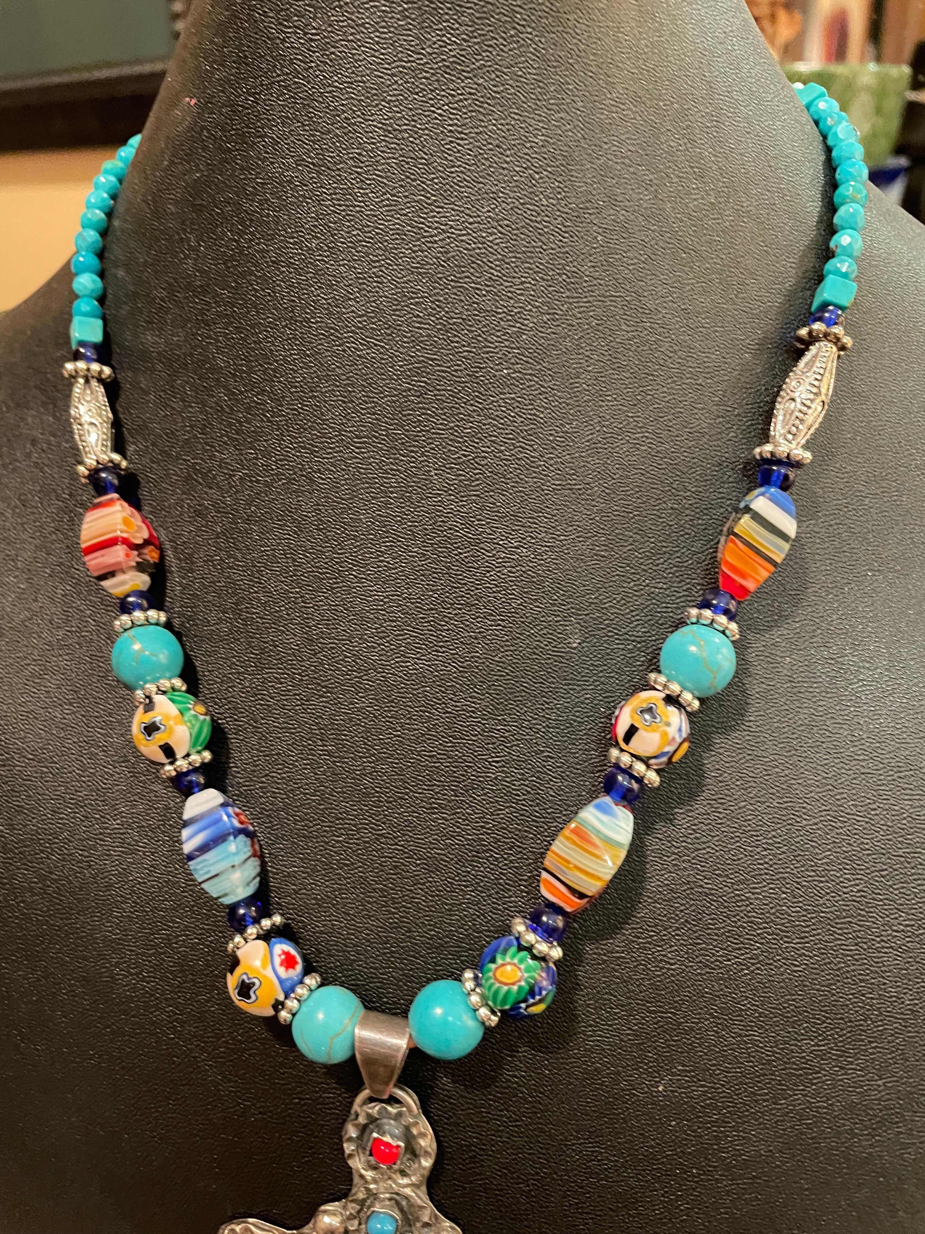 LB bietet Vintage-Halskette aus mexikanischem Intarsienkreuz mit türkisfarbenem, venezianischem Glas mit Intarsien  (Indigene Kunst (Nord-/Südamerika)) im Angebot