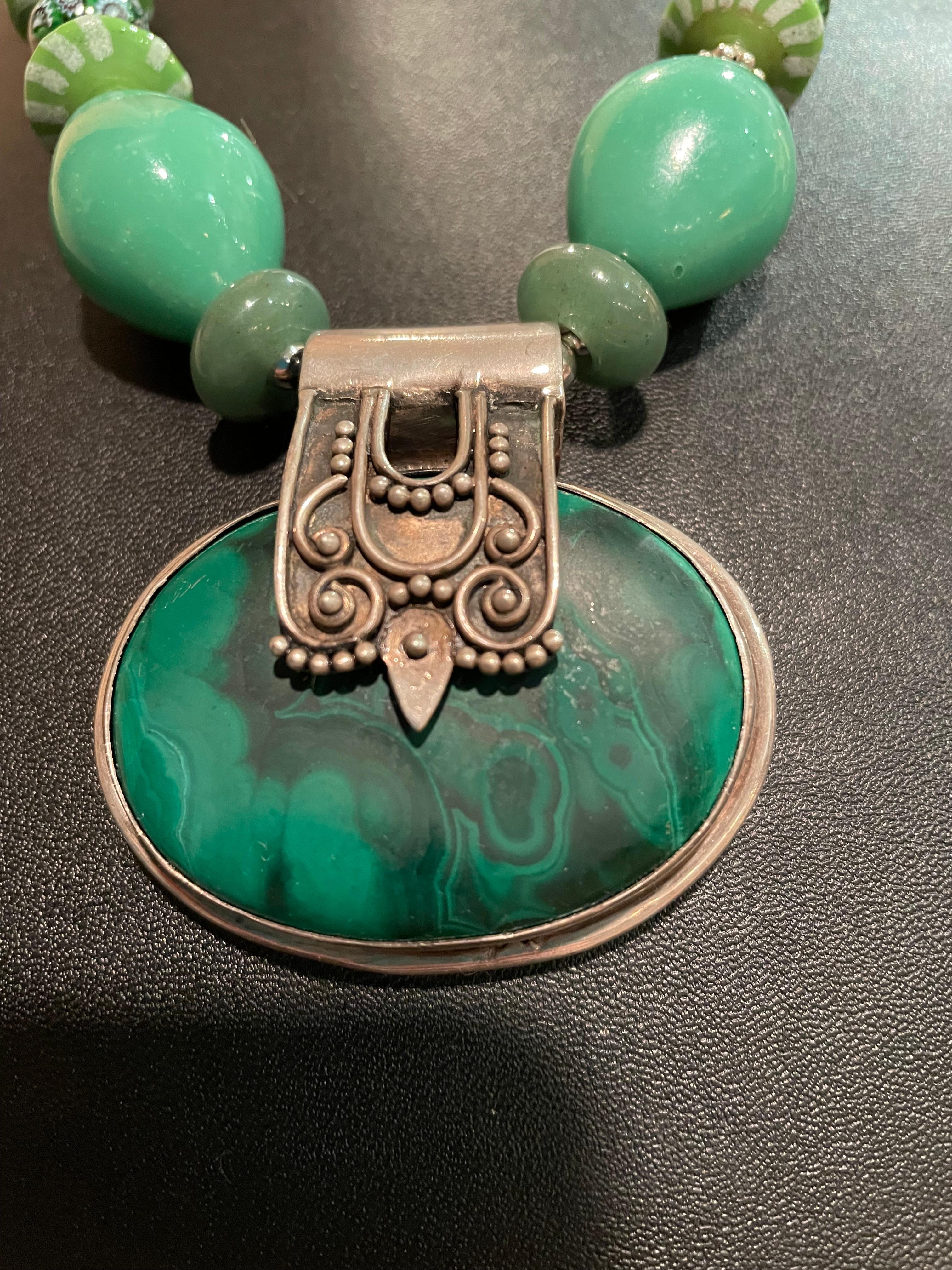 LB bietet Vintage mexikanische venezianische Keramik-Halskette mit venezianischem Malachit-Anhänger aus Sterling im Angebot 1