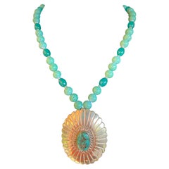 LB propose un collier Navajo vintage en verre de Pékin avec pendentif concha en turquoise et argent sterling