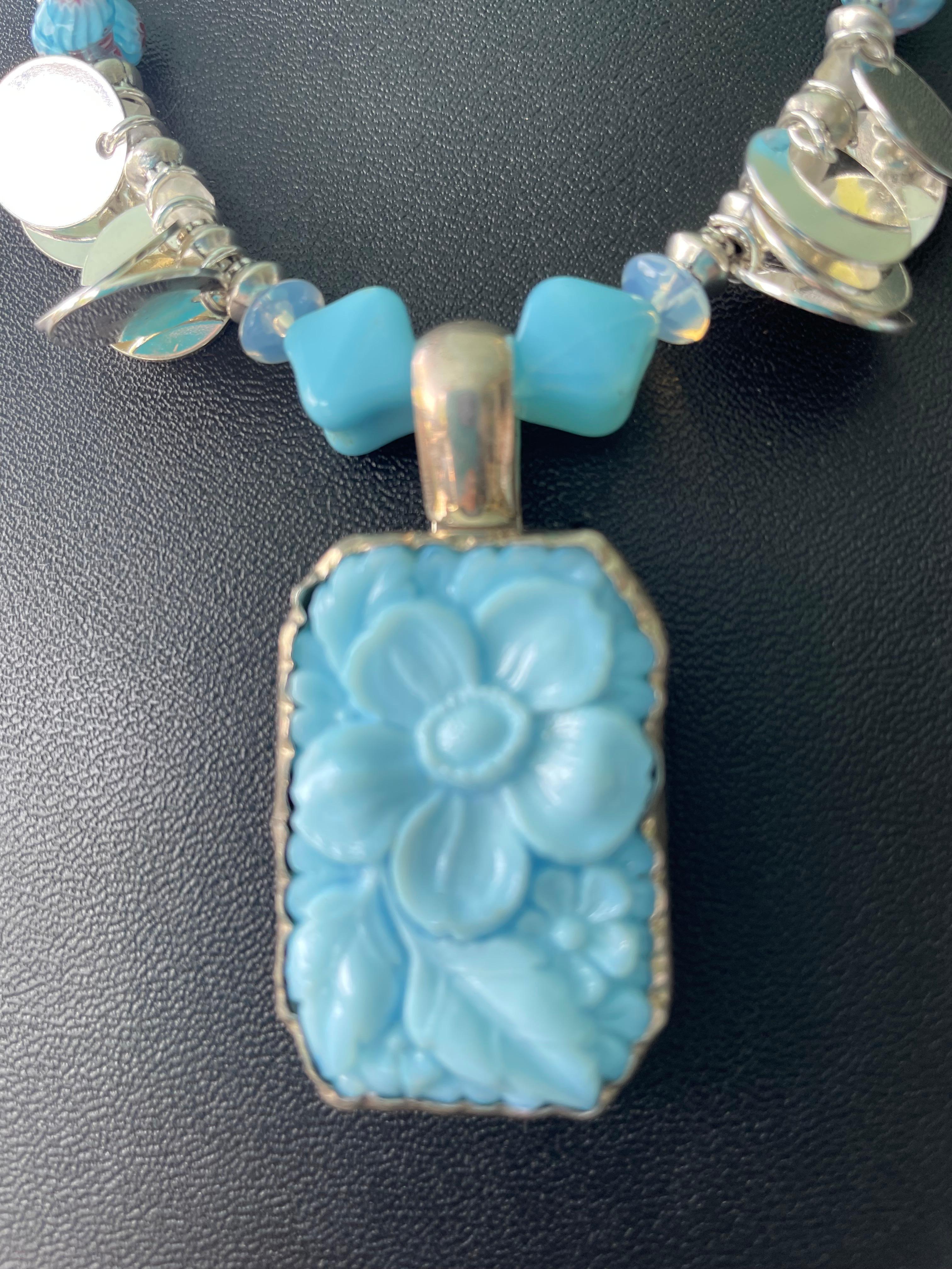 Lorrain's Bijoux propose un pendentif vintage en verre de Pékin et argent sterling sculpté. Des disques en argent sterling sont associés à des perles de verre vintage carrées, des intercalaires en cristal de roche, des perles vintage