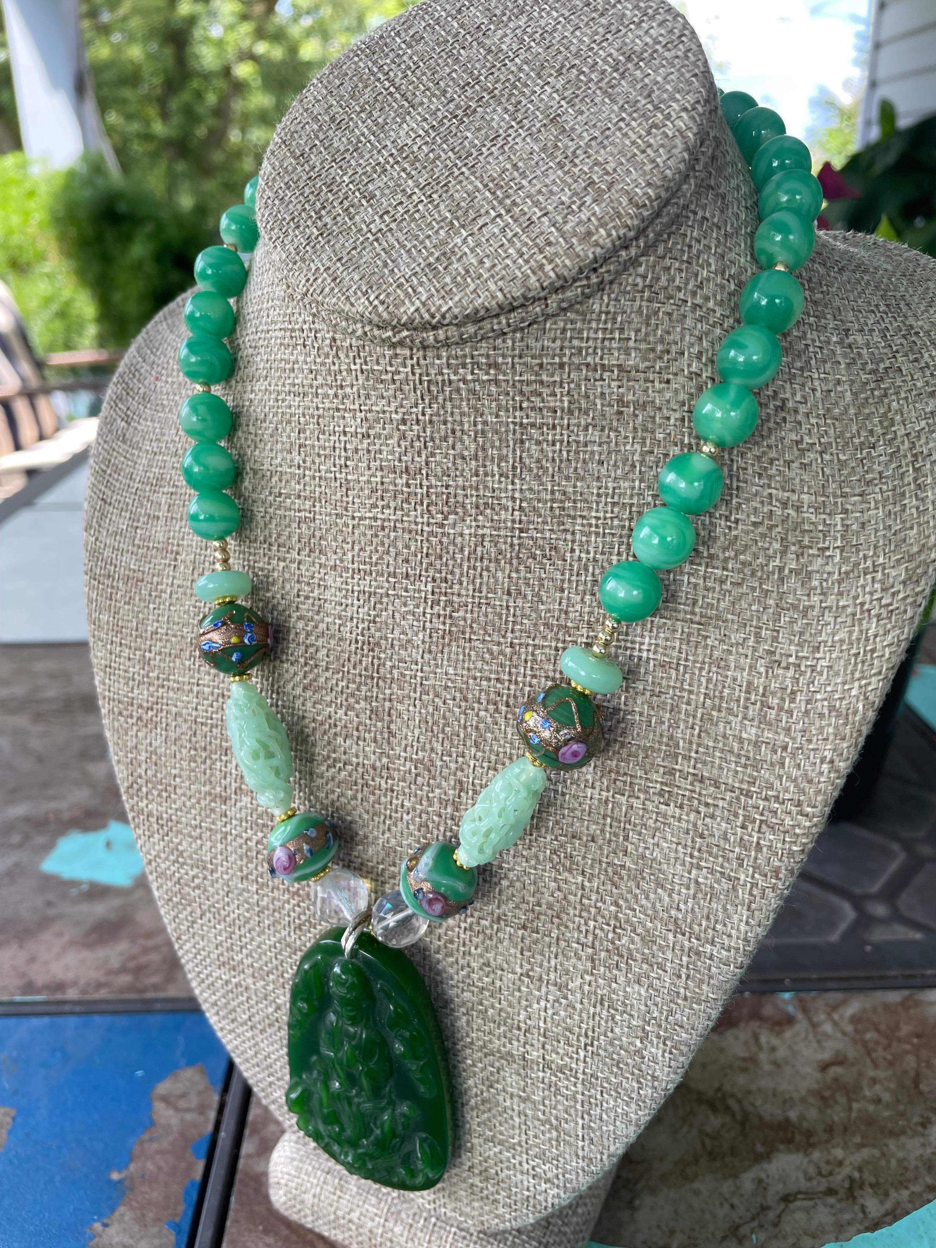 LB propose un collier vintage Quan Yin Jadeite Verre de Pékin Verre vénitien sculpté en vente 4