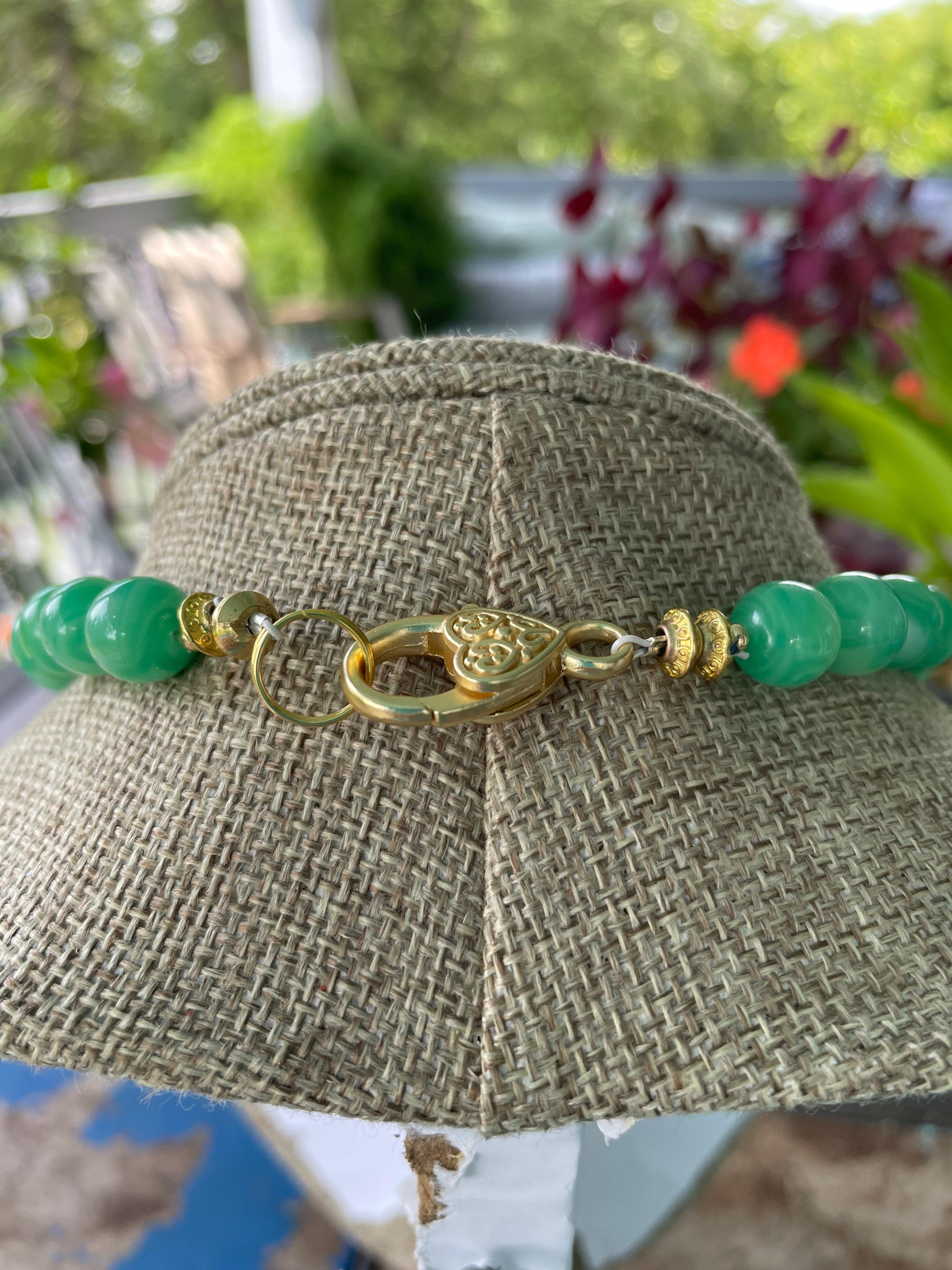 LB propose un collier vintage Quan Yin Jadeite Verre de Pékin Verre vénitien sculpté en vente 5