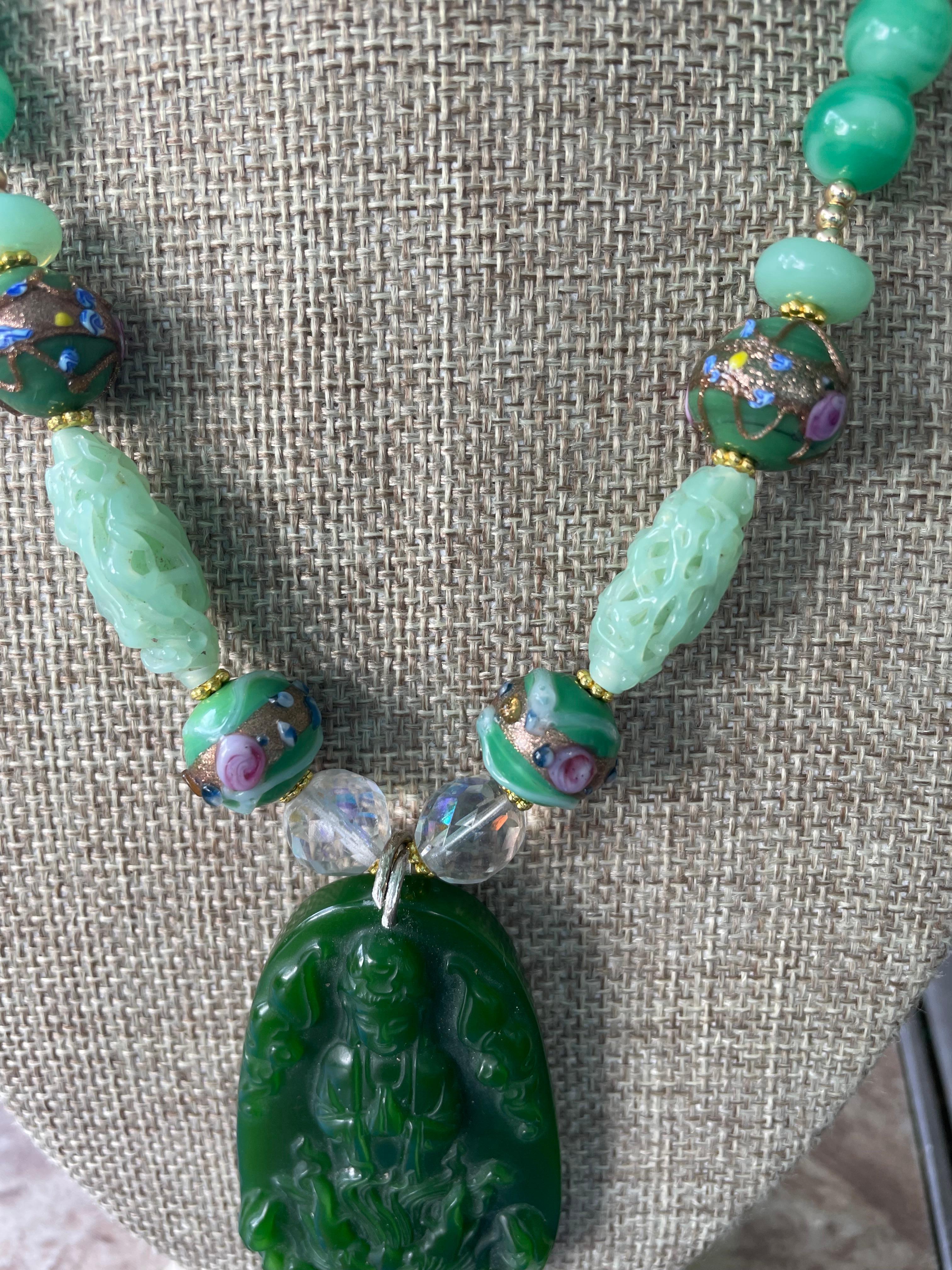 Anglo-indien LB propose un collier vintage Quan Yin Jadeite Verre de Pékin Verre vénitien sculpté en vente