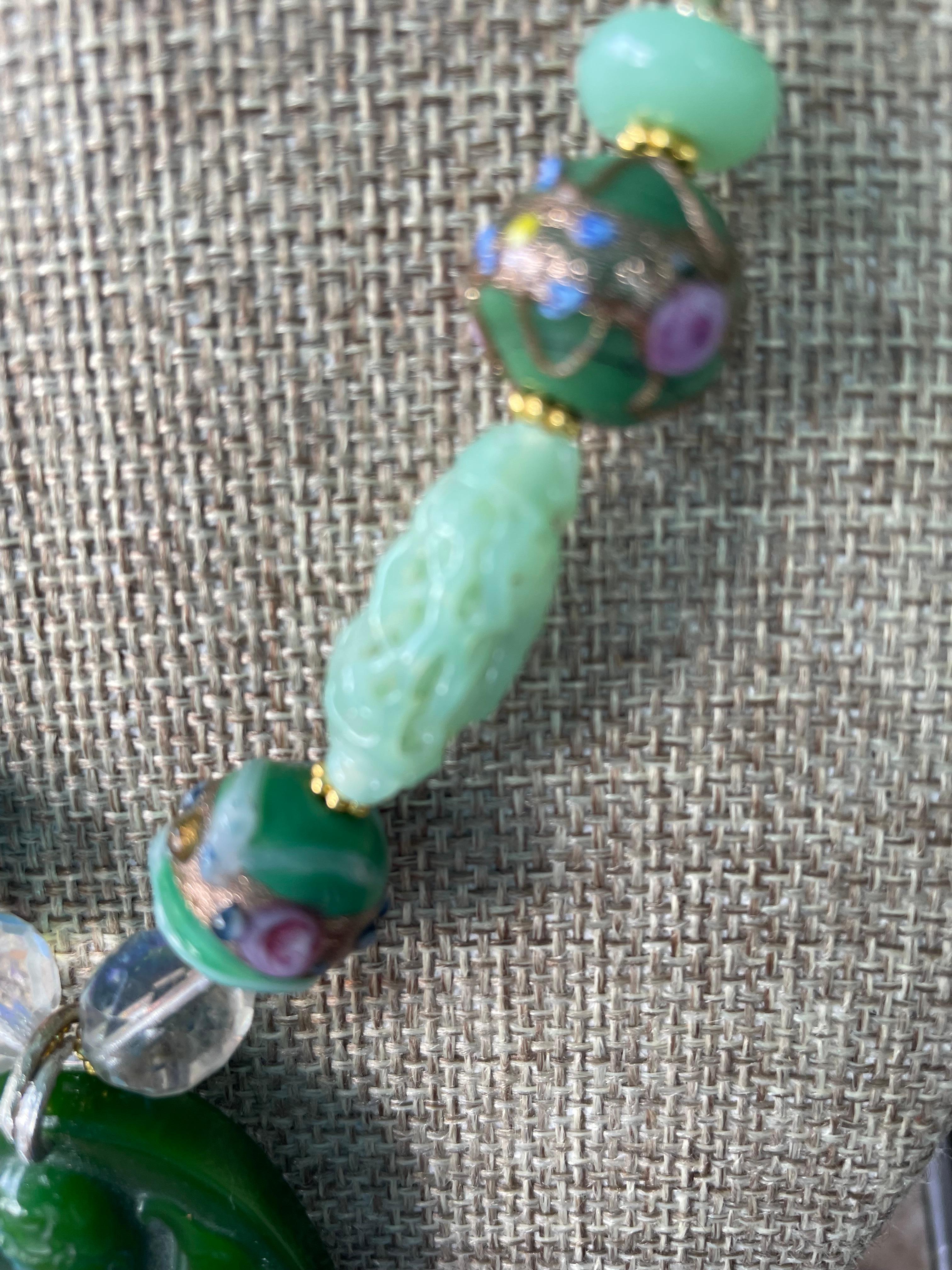Perle LB propose un collier vintage Quan Yin Jadeite Verre de Pékin Verre vénitien sculpté en vente