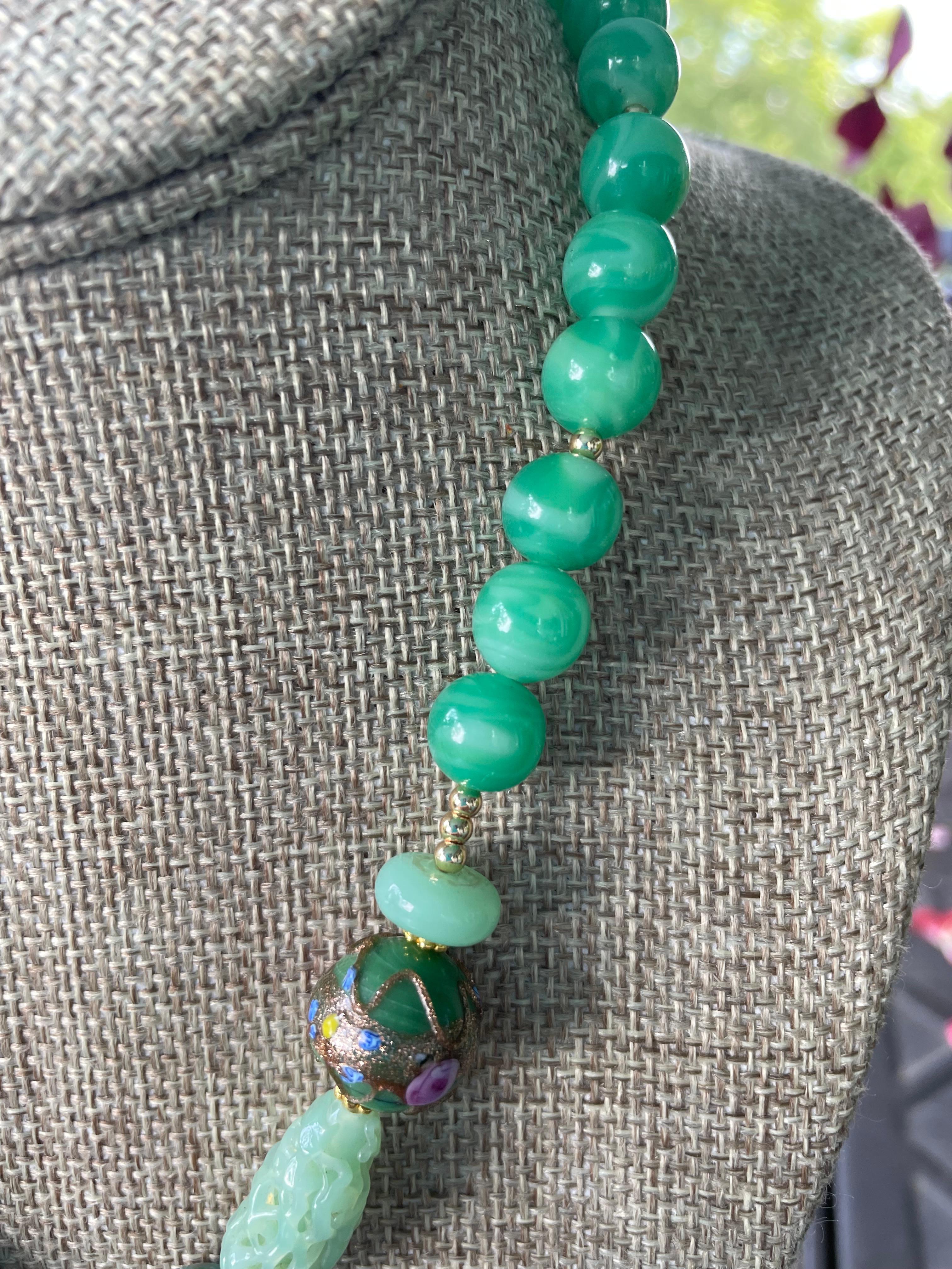LB propose un collier vintage Quan Yin Jadeite Verre de Pékin Verre vénitien sculpté Bon état - En vente à Pittsburgh, PA