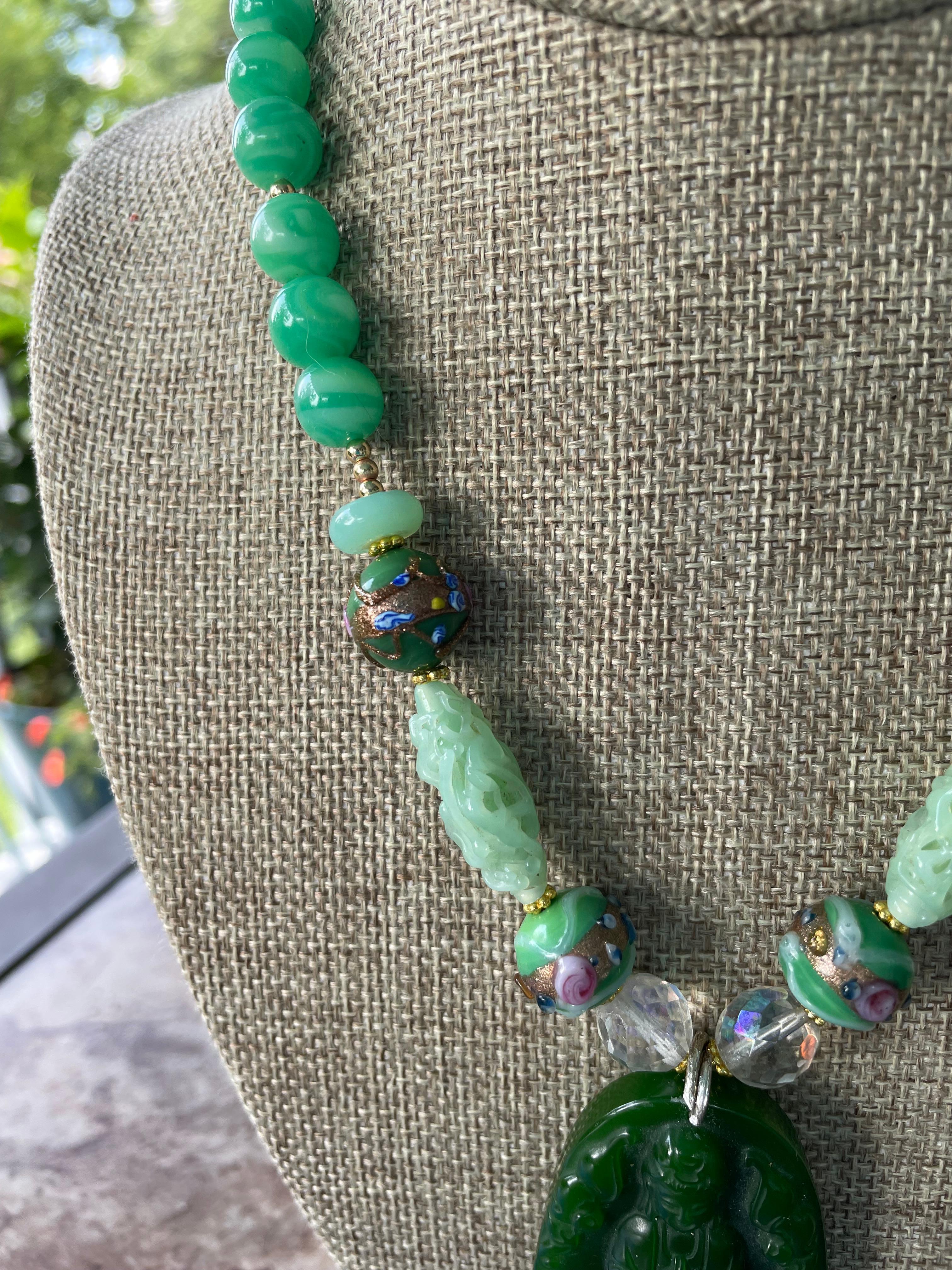 LB propose un collier vintage Quan Yin Jadeite Verre de Pékin Verre vénitien sculpté en vente 1