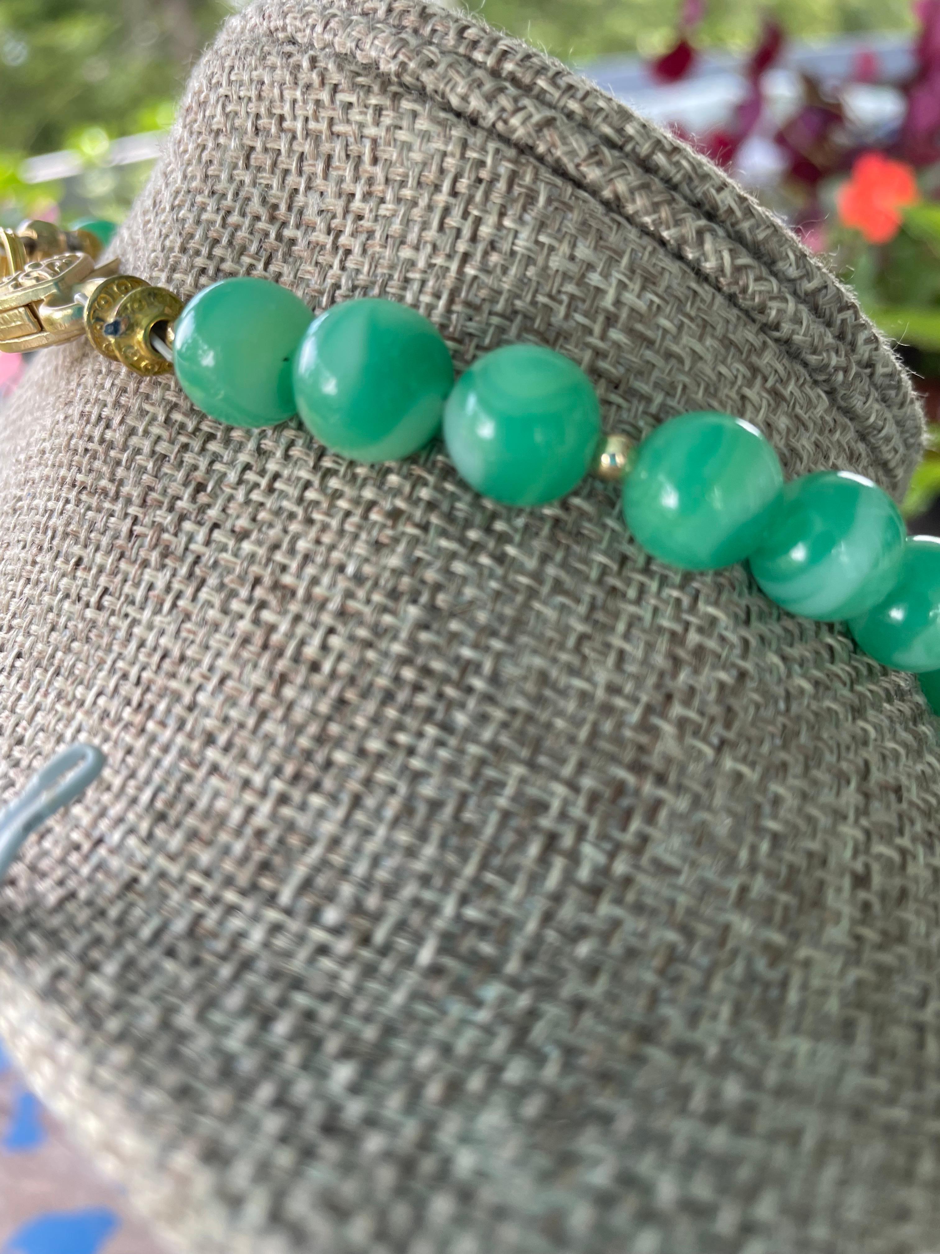 LB propose un collier vintage Quan Yin Jadeite Verre de Pékin Verre vénitien sculpté en vente 2