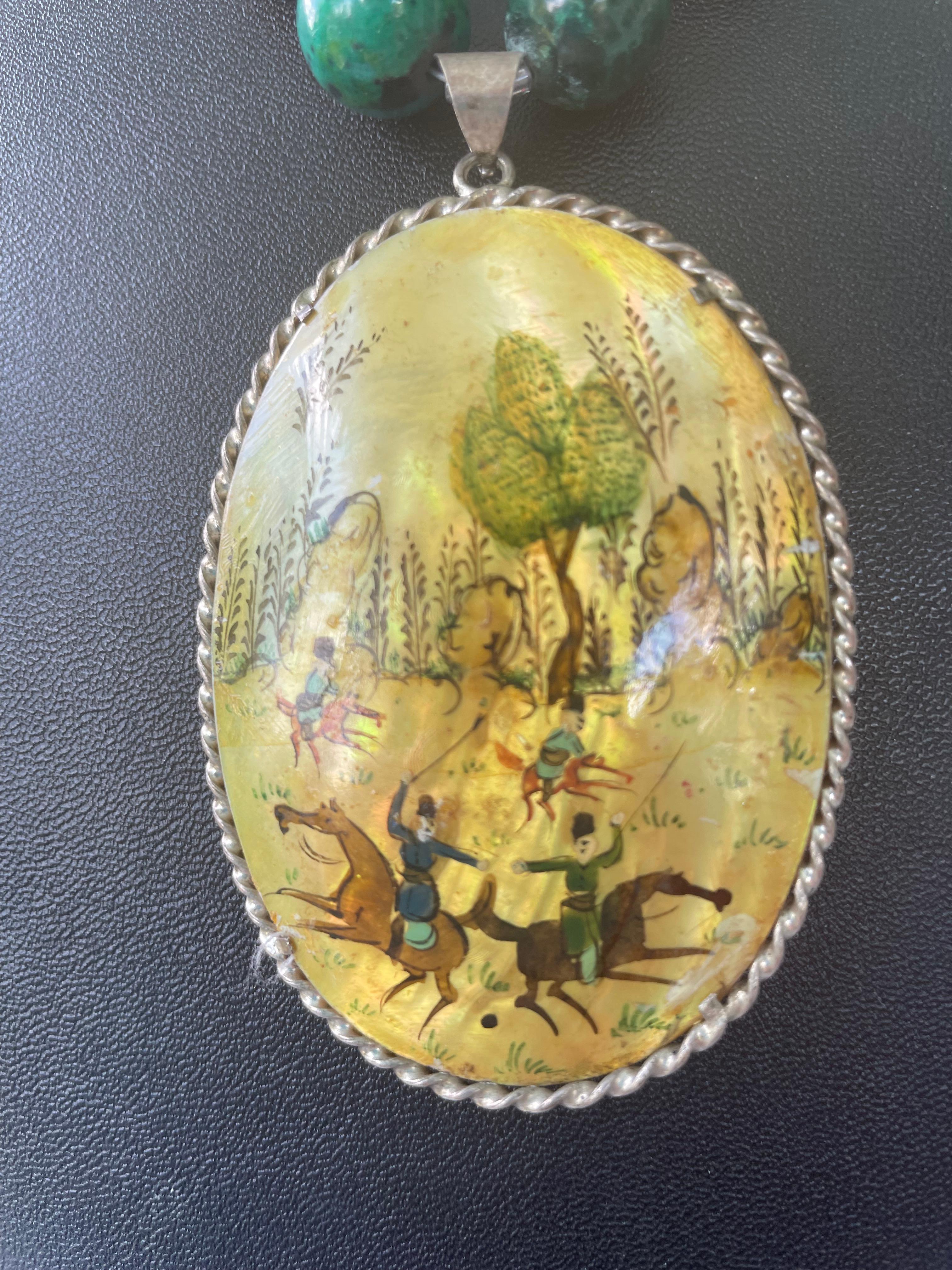Lorrain's Bijoux propose un grand collier en nacre, peint à la main, ovale réversible, pendentif Vintage. Les deux côtés présentent de jolies scènes délicates de personnes travaillant ou faisant des démonstrations d'équitation. Il s'agit d'une