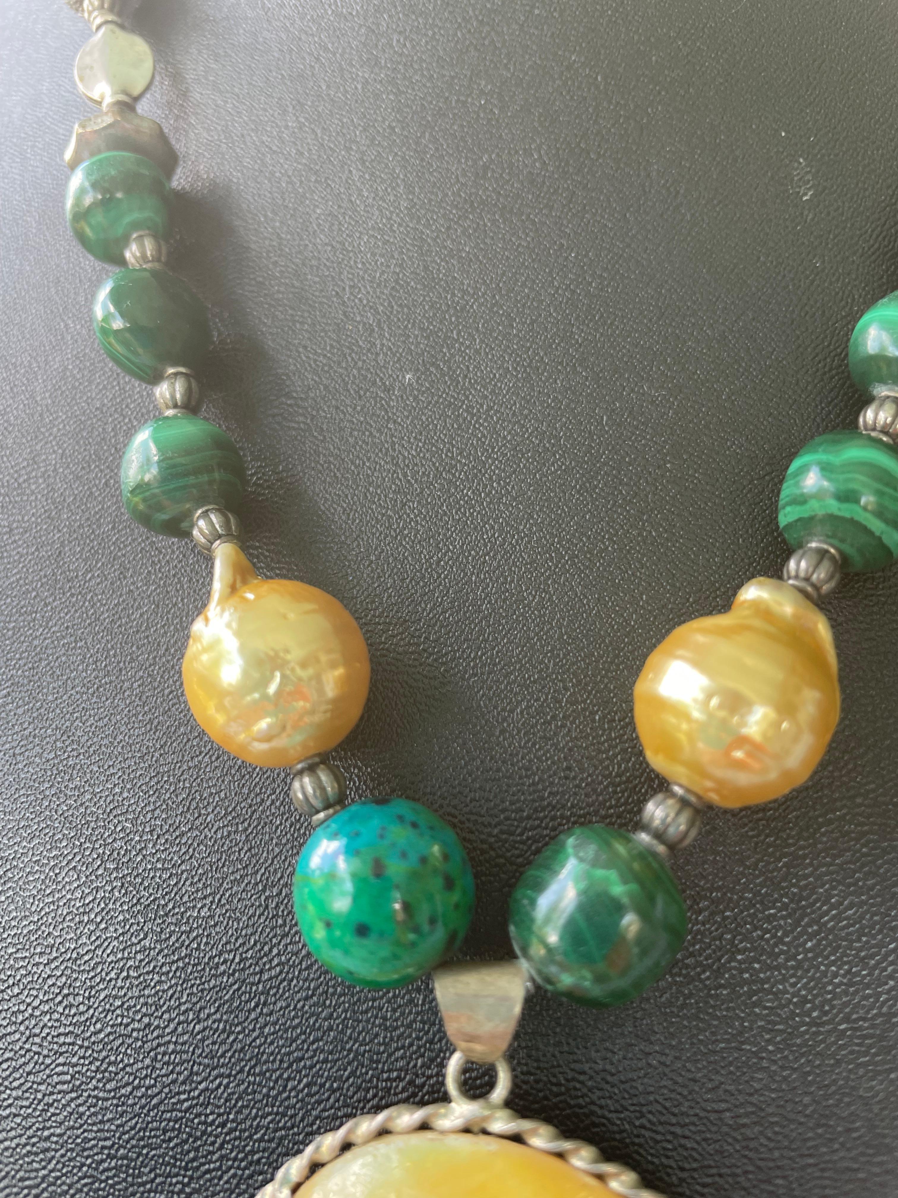 Perle LB propose un collier réversible en malachite peint en coquillage indien en vente