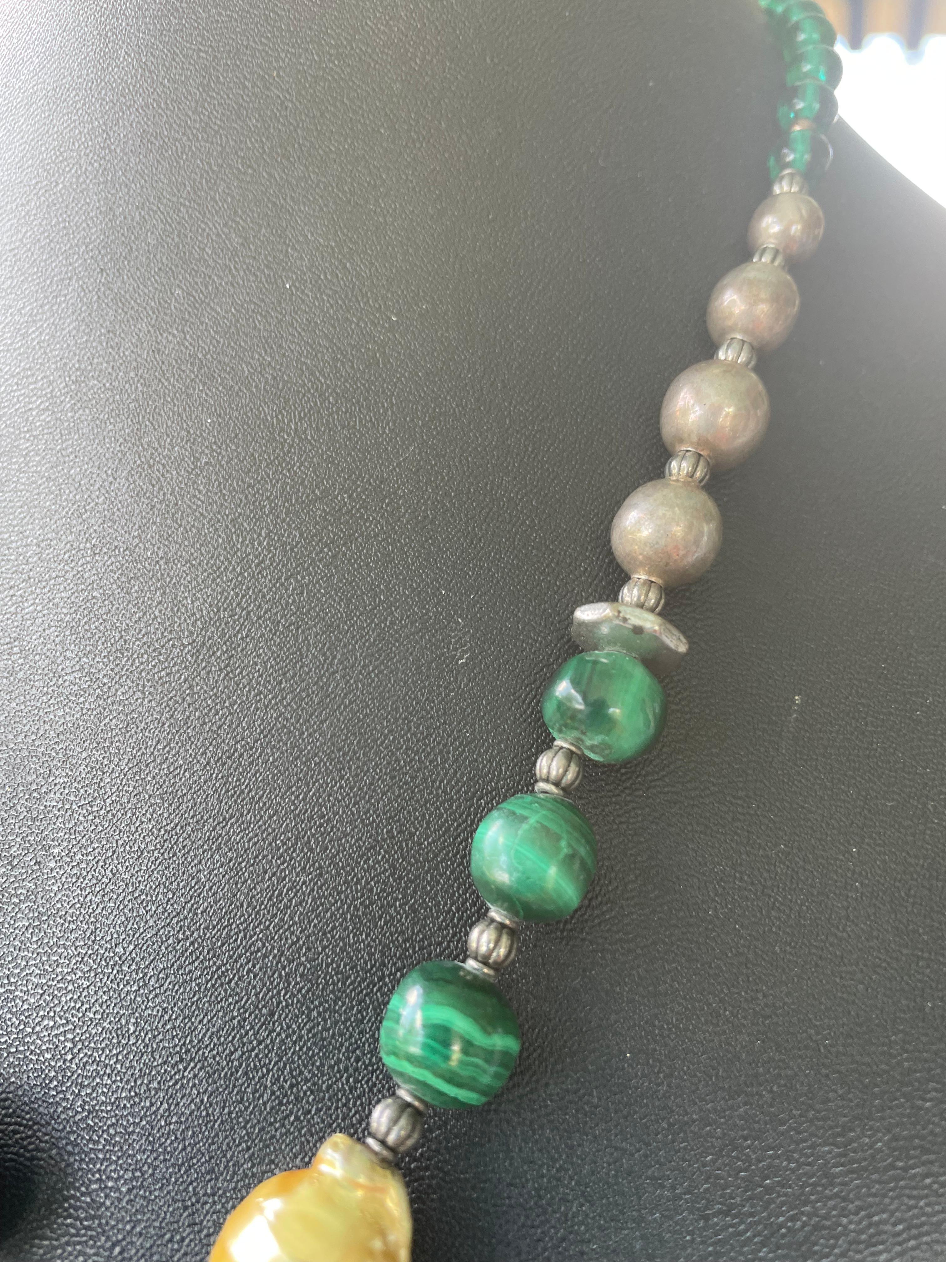 LB propose un collier réversible en malachite peint en coquillage indien Bon état - En vente à Pittsburgh, PA