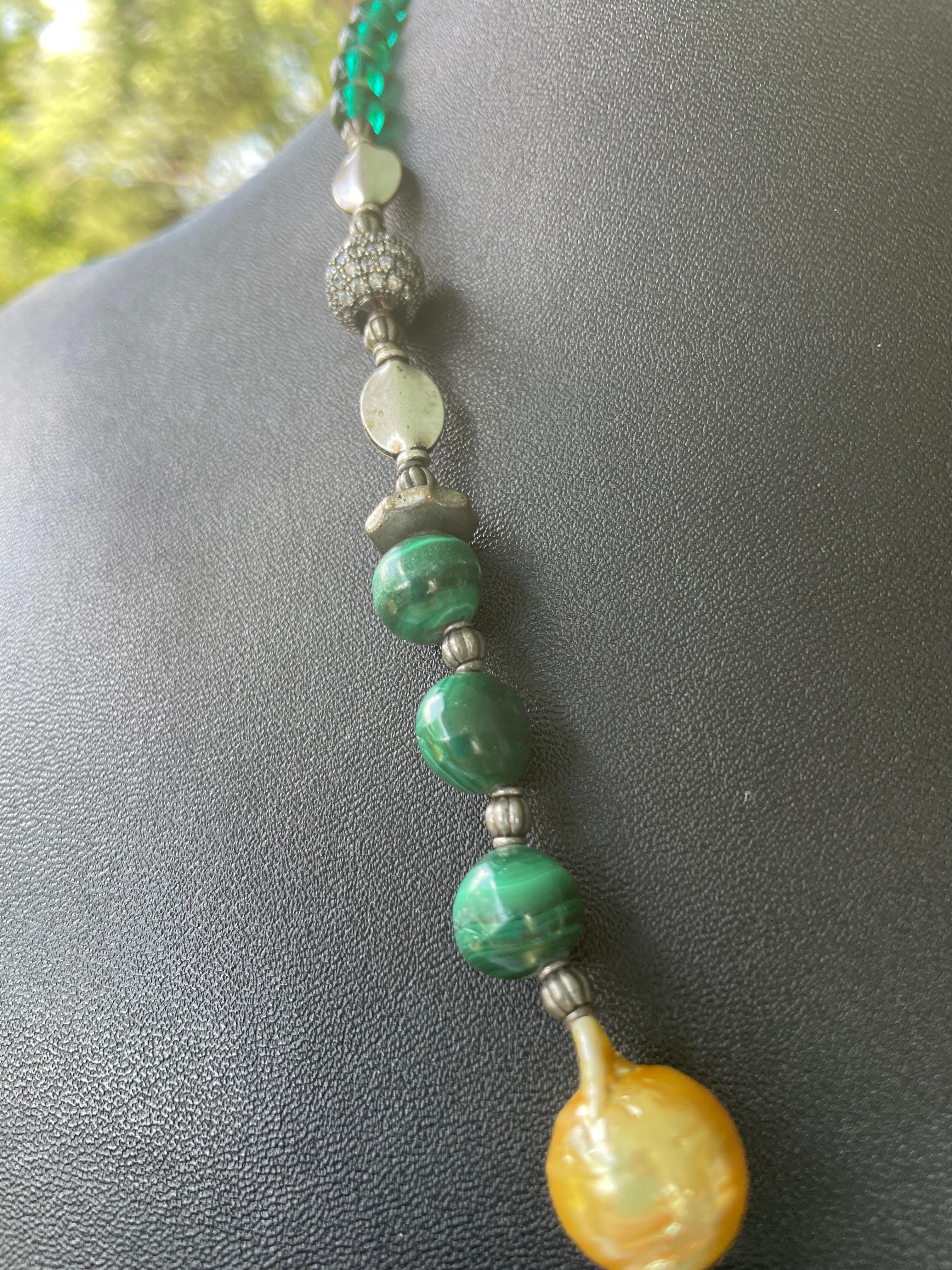 LB propose un collier réversible en malachite peint en coquillage indien Unisexe en vente