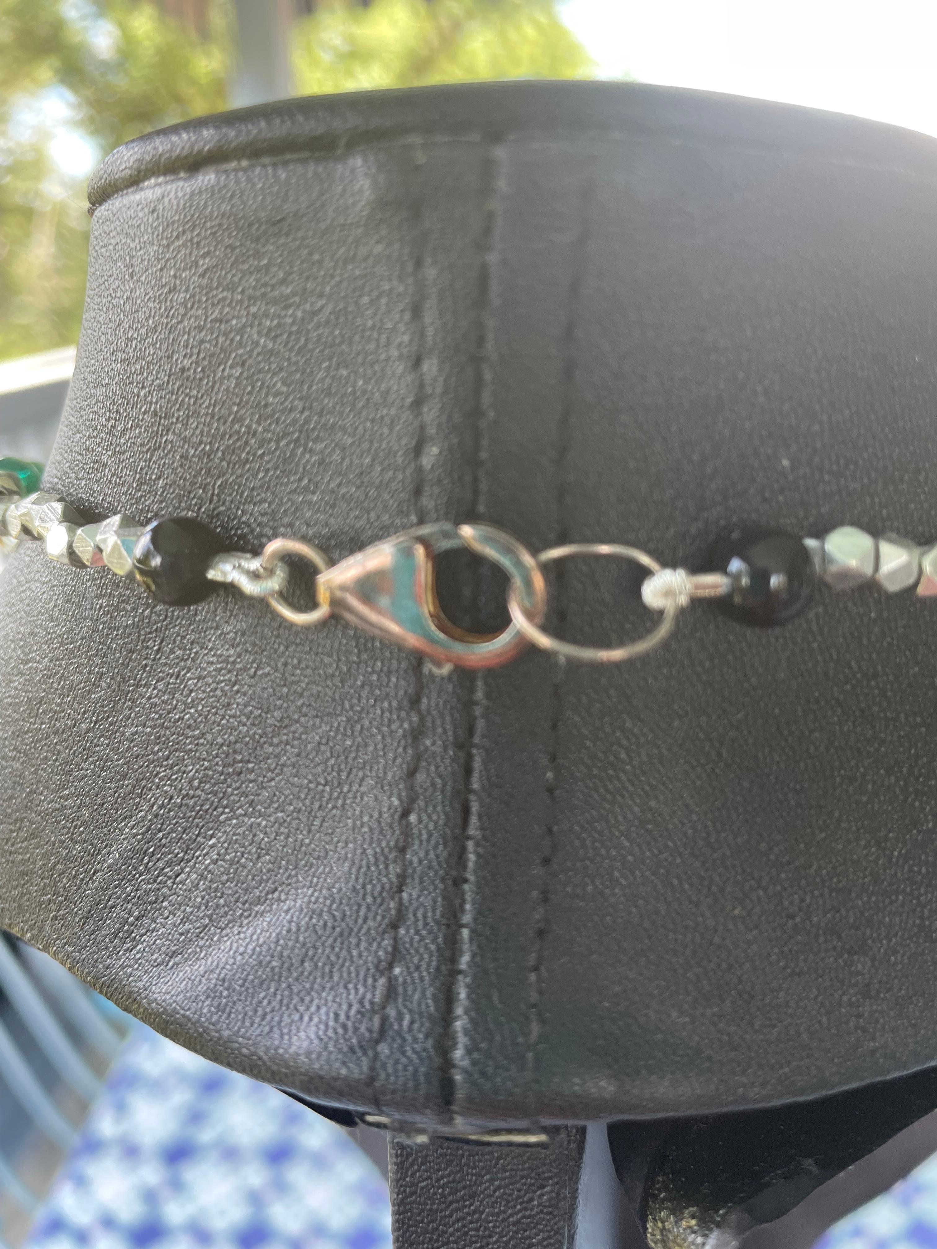LB propose un collier réversible en malachite peint en coquillage indien en vente 1