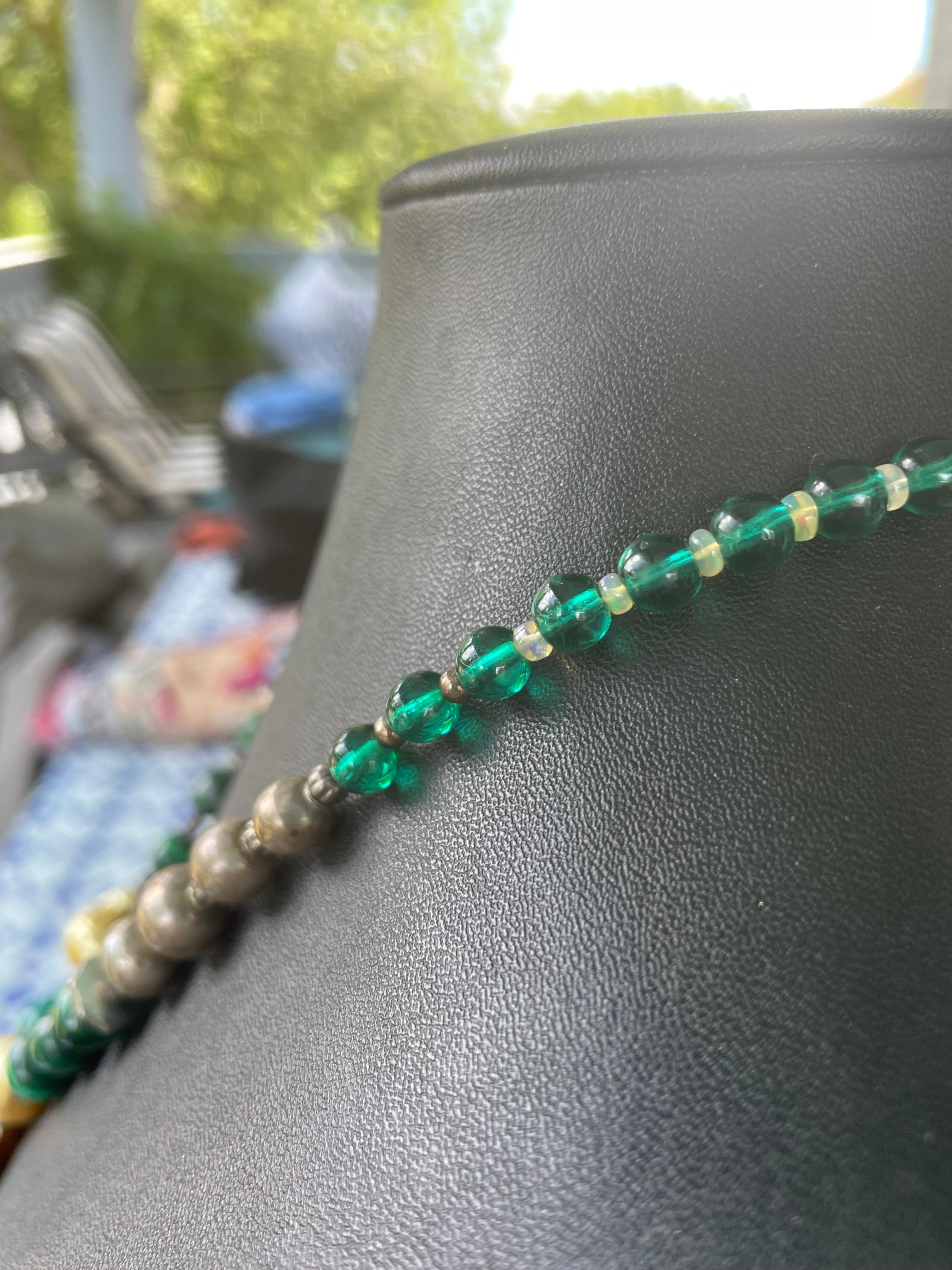 LB propose un collier réversible en malachite peint en coquillage indien en vente 2