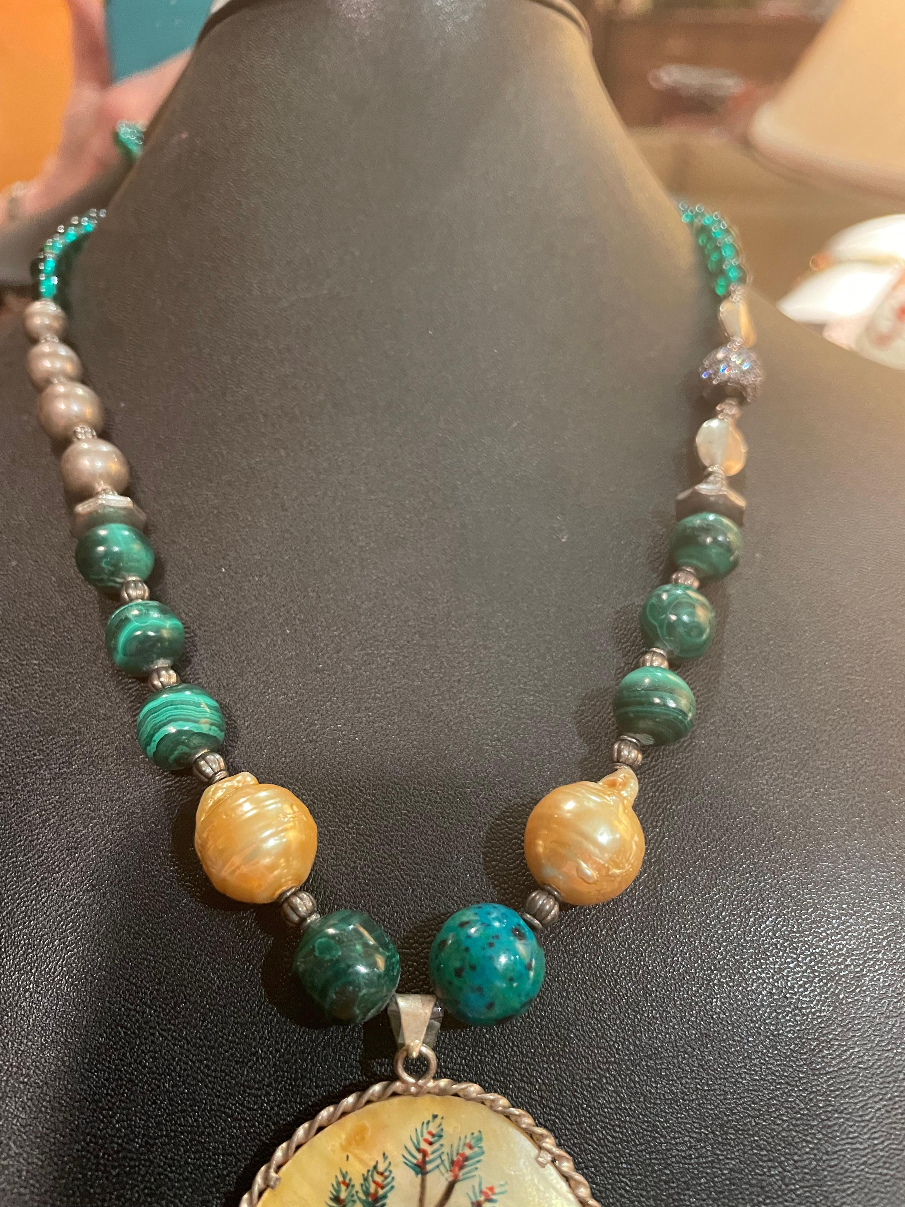 LB propose un collier réversible en malachite peint en coquillage indien en vente 3