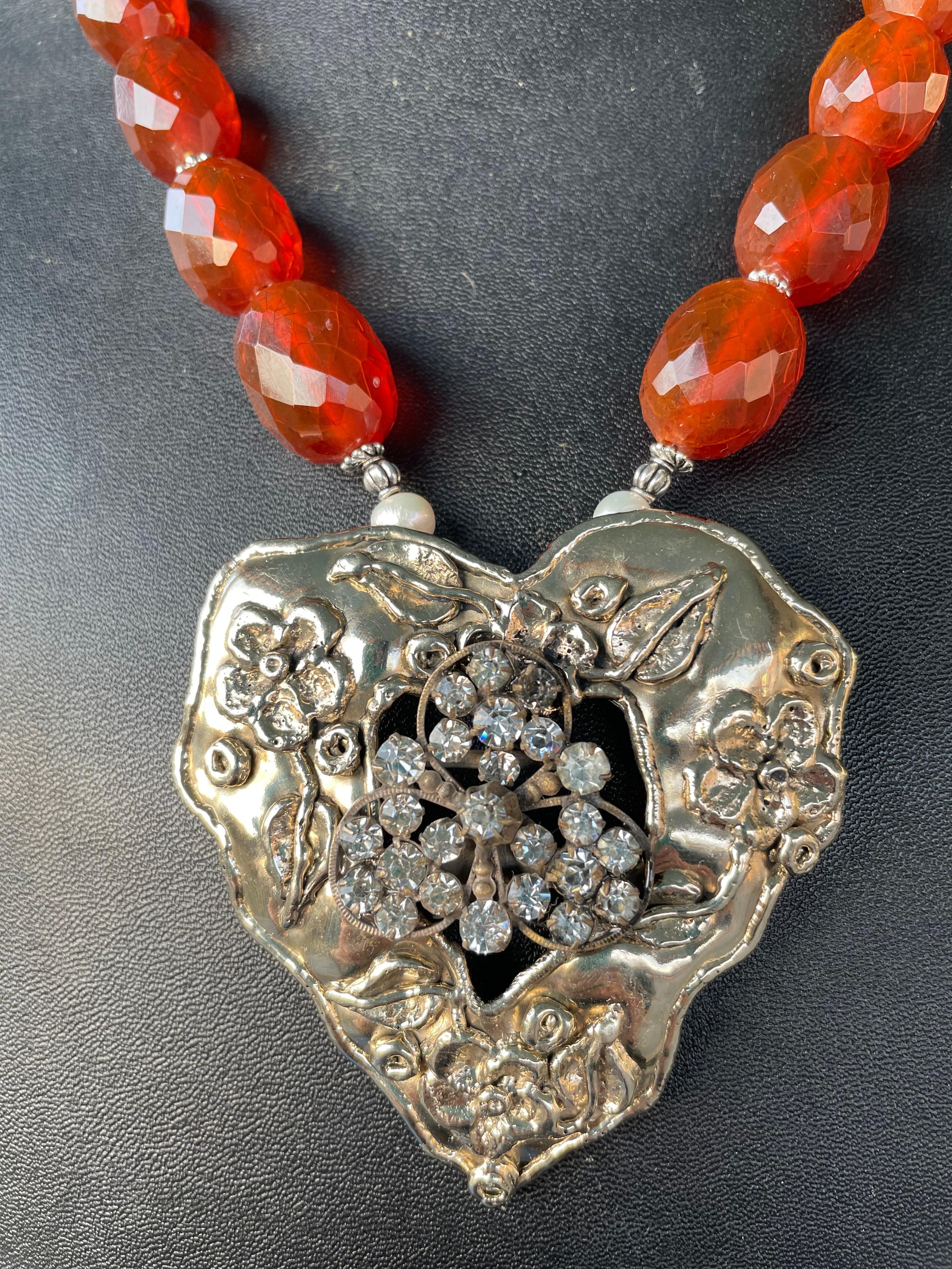 Lorrain's Bijoux propose une offre de  Grand pendentif en forme de cœur en argent repoussé avec un clip vintage en argent et cristal. Les grosses perles à facettes en Bakélite vintage 