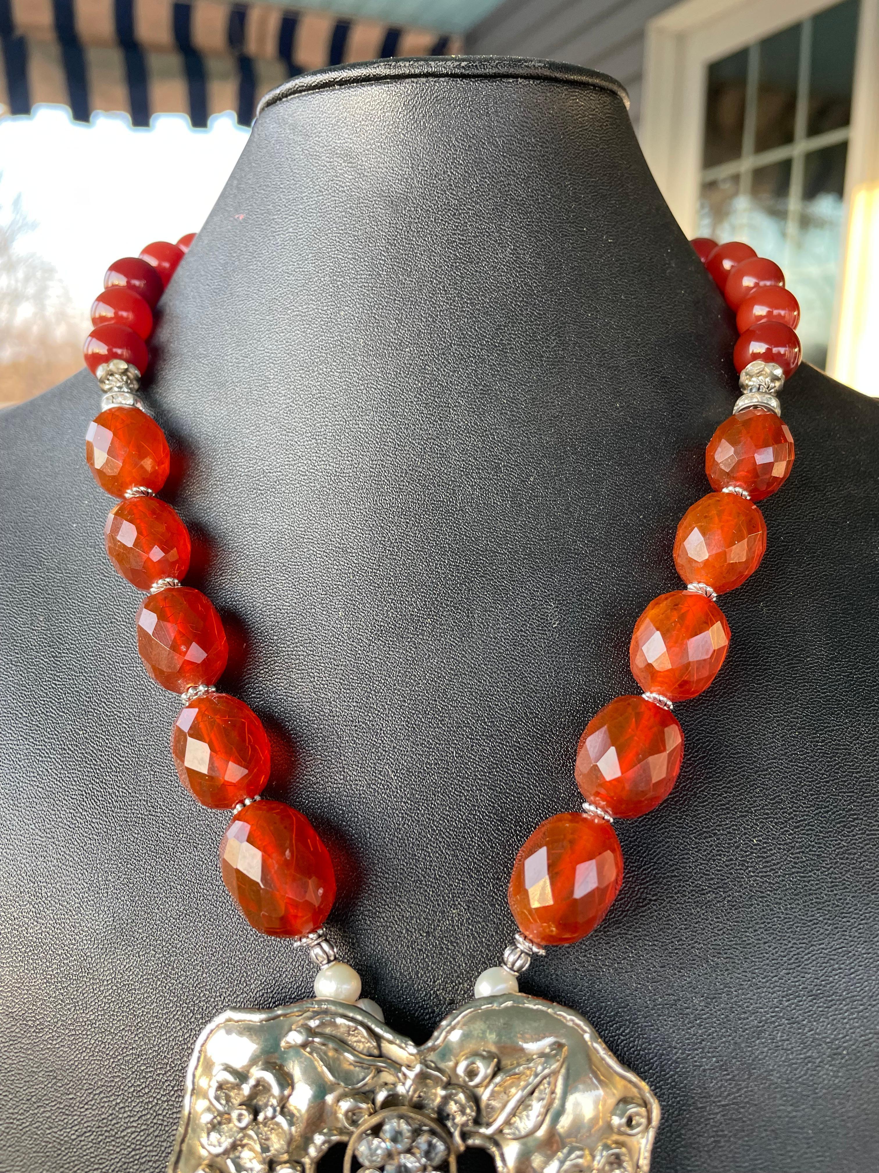 Art nouveau LB offers Vintage Silver heart Vintage clip Vintage Bakelite 'Amber' necklace en vente