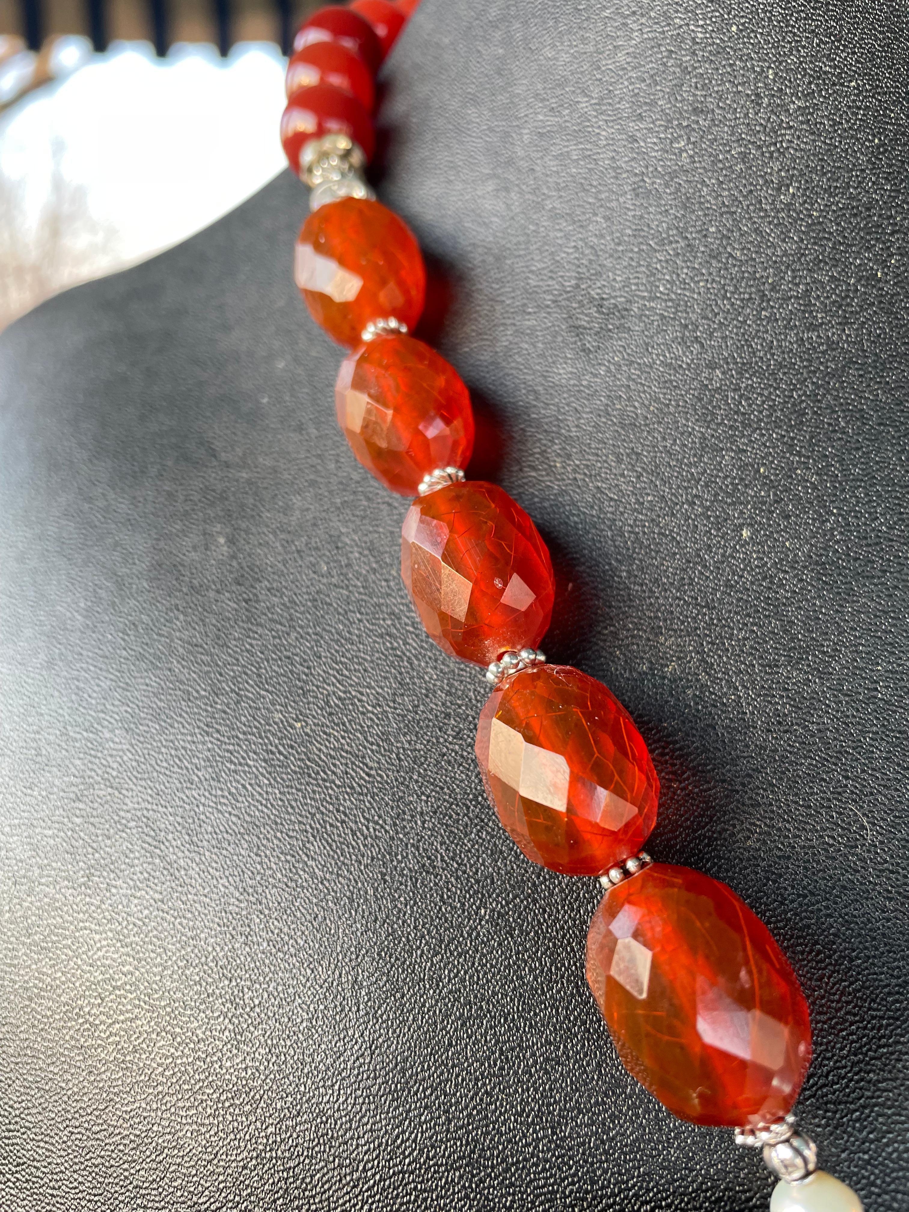 Perle LB offers Vintage Silver heart Vintage clip Vintage Bakelite 'Amber' necklace en vente
