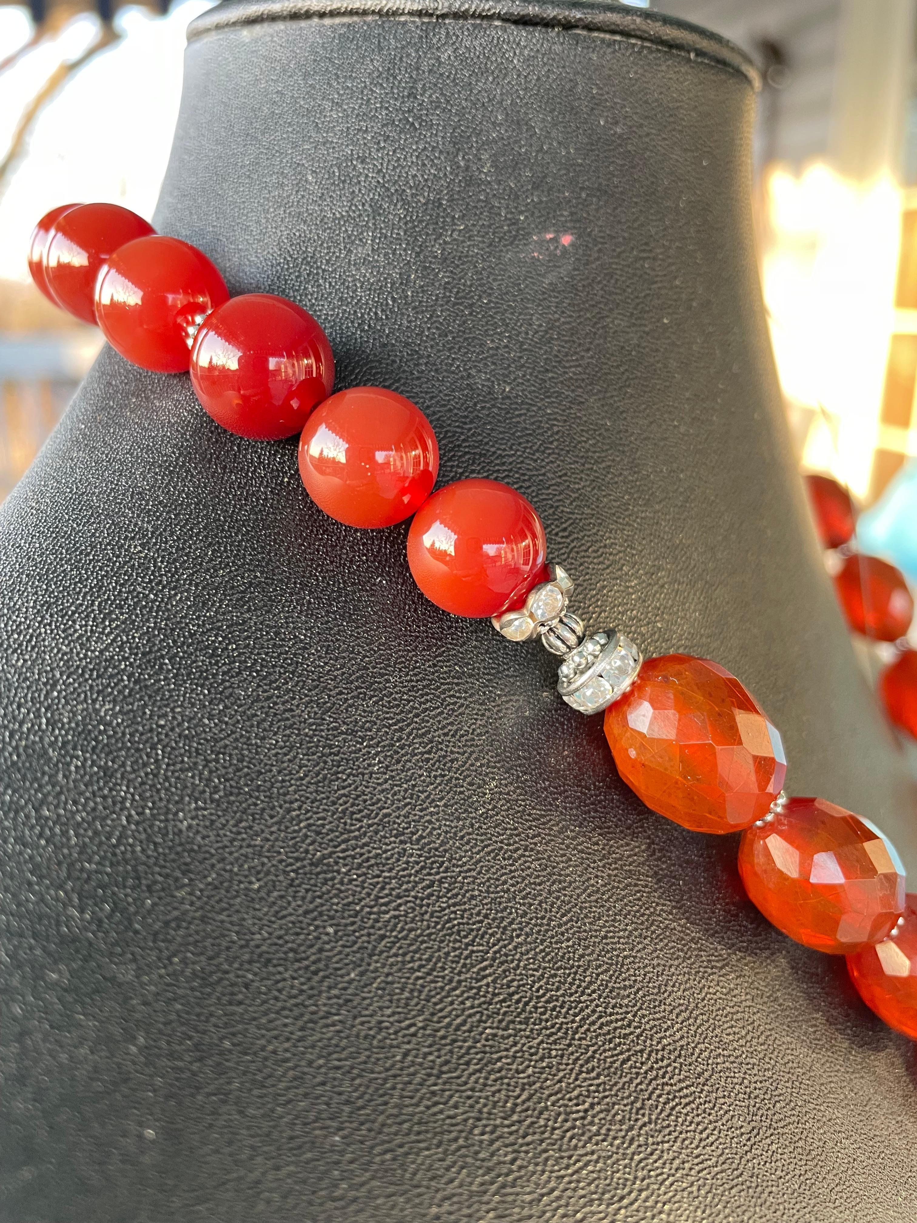 LB offers Vintage Silver heart Vintage clip Vintage Bakelite 'Amber' necklace en vente 1