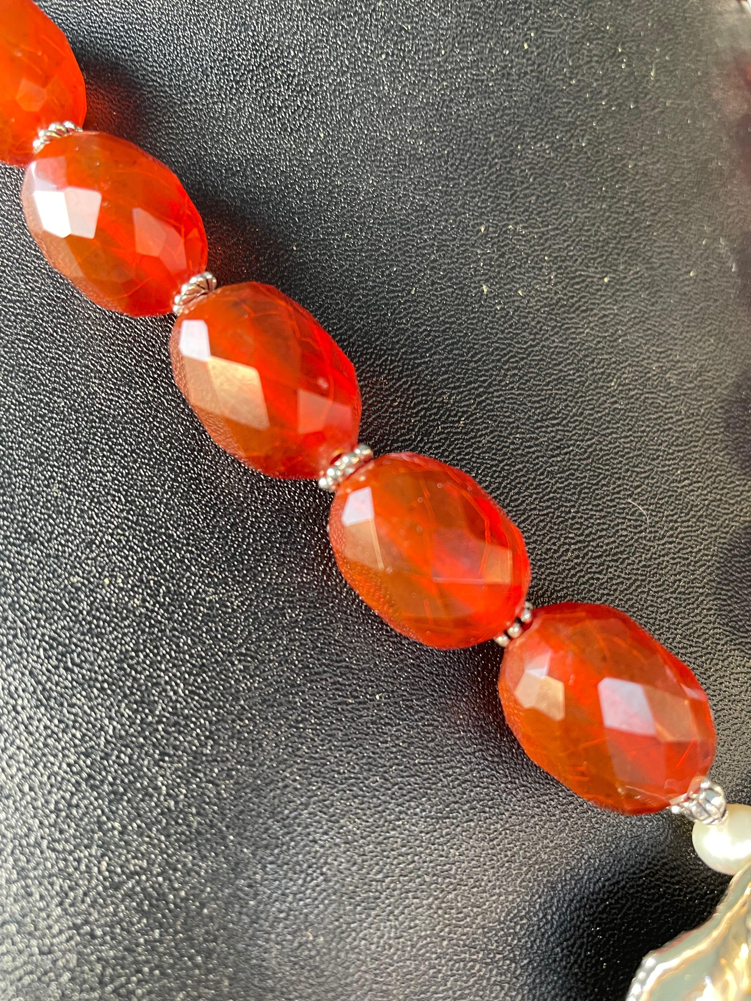 LB offers Vintage Silver heart Vintage clip Vintage Bakelite 'Amber' necklace en vente 2