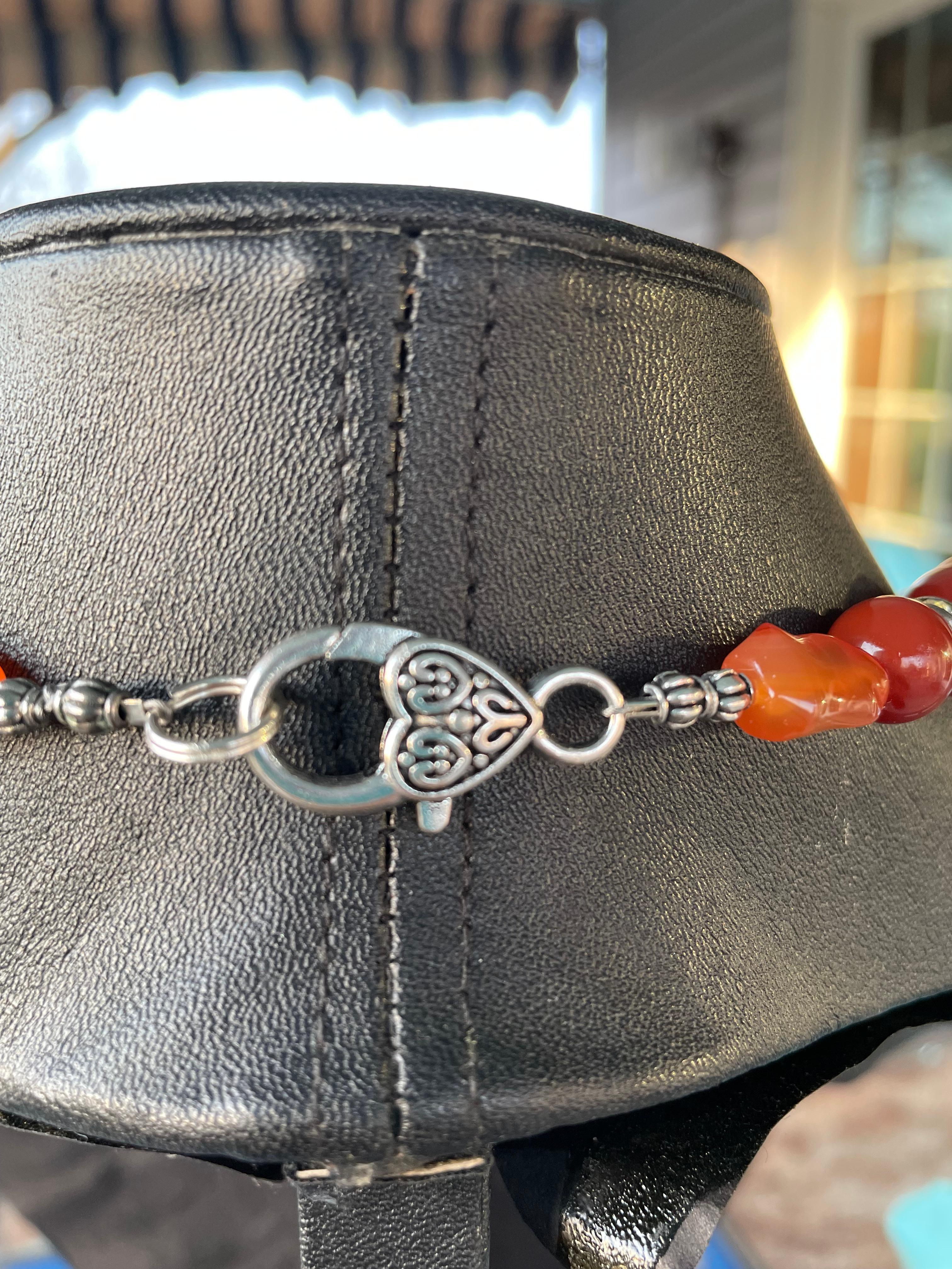 LB offers Vintage Silver heart Vintage clip Vintage Bakelite 'Amber' necklace en vente 3