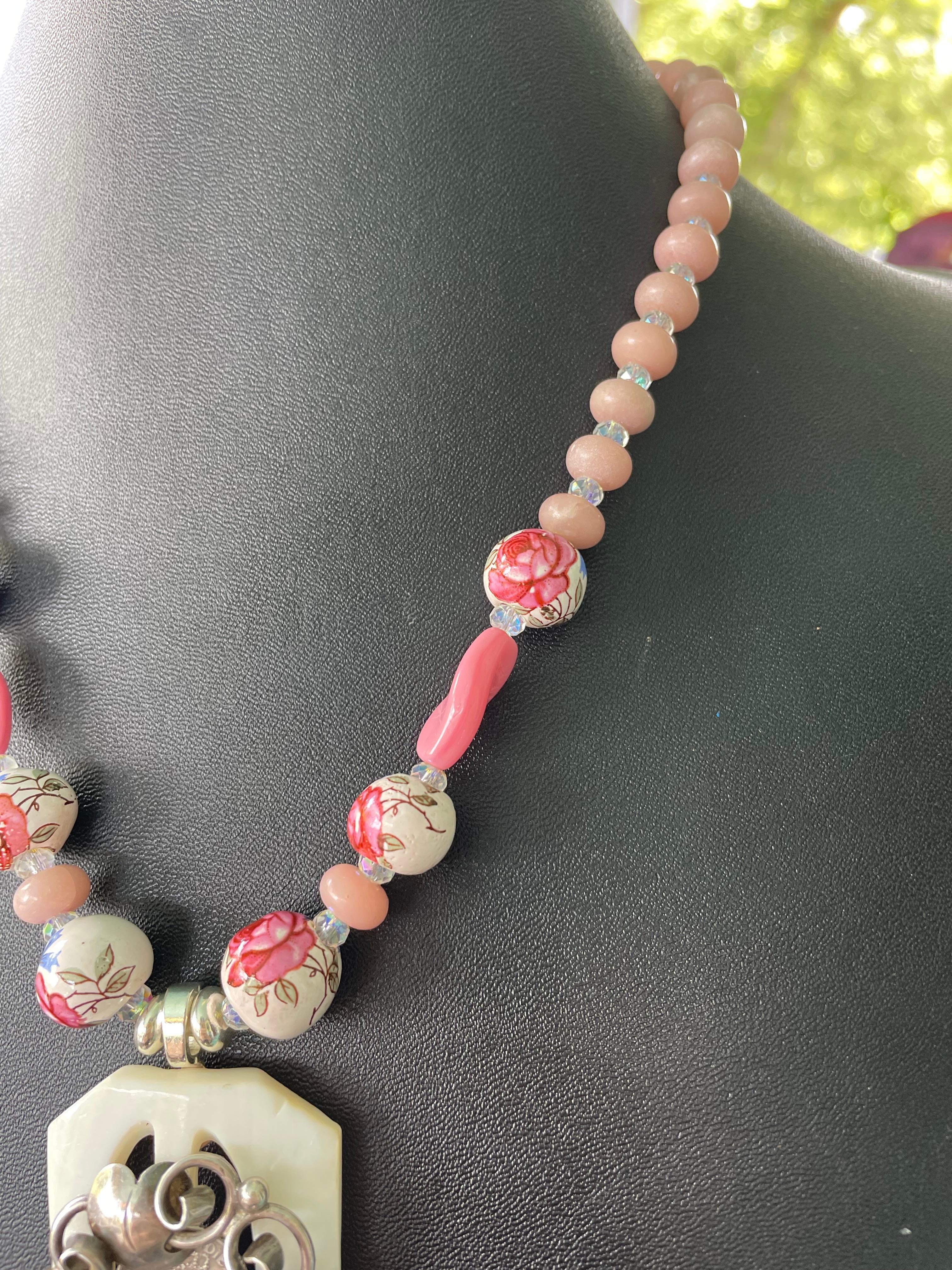 LB bietet Vintage SS Brosche Keramik Rose Perlen Rose Quartz Kristall Halskette (Art nouveau) im Angebot