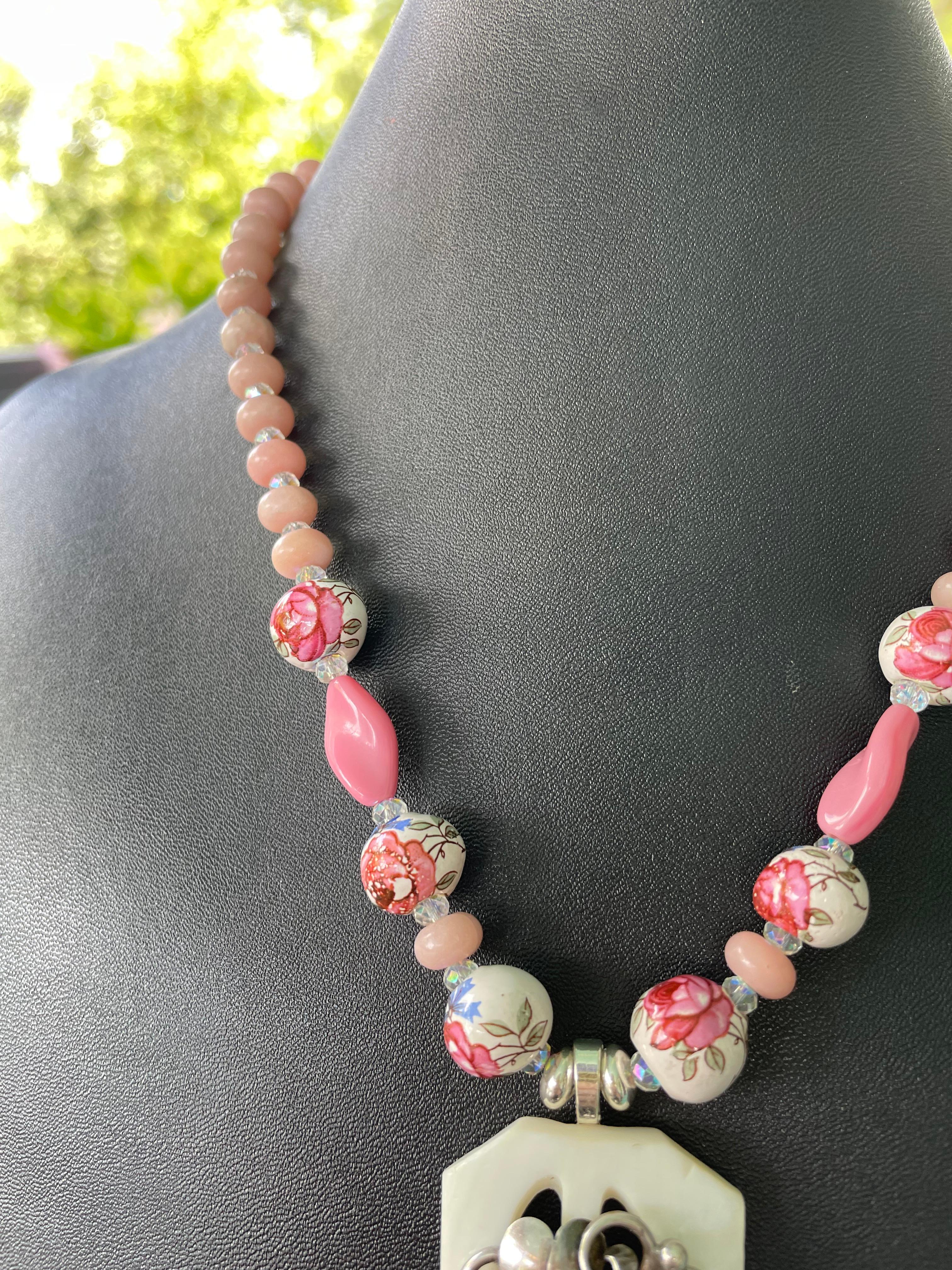 LB bietet Vintage SS Brosche Keramik Rose Perlen Rose Quartz Kristall Halskette im Zustand „Gut“ im Angebot in Pittsburgh, PA