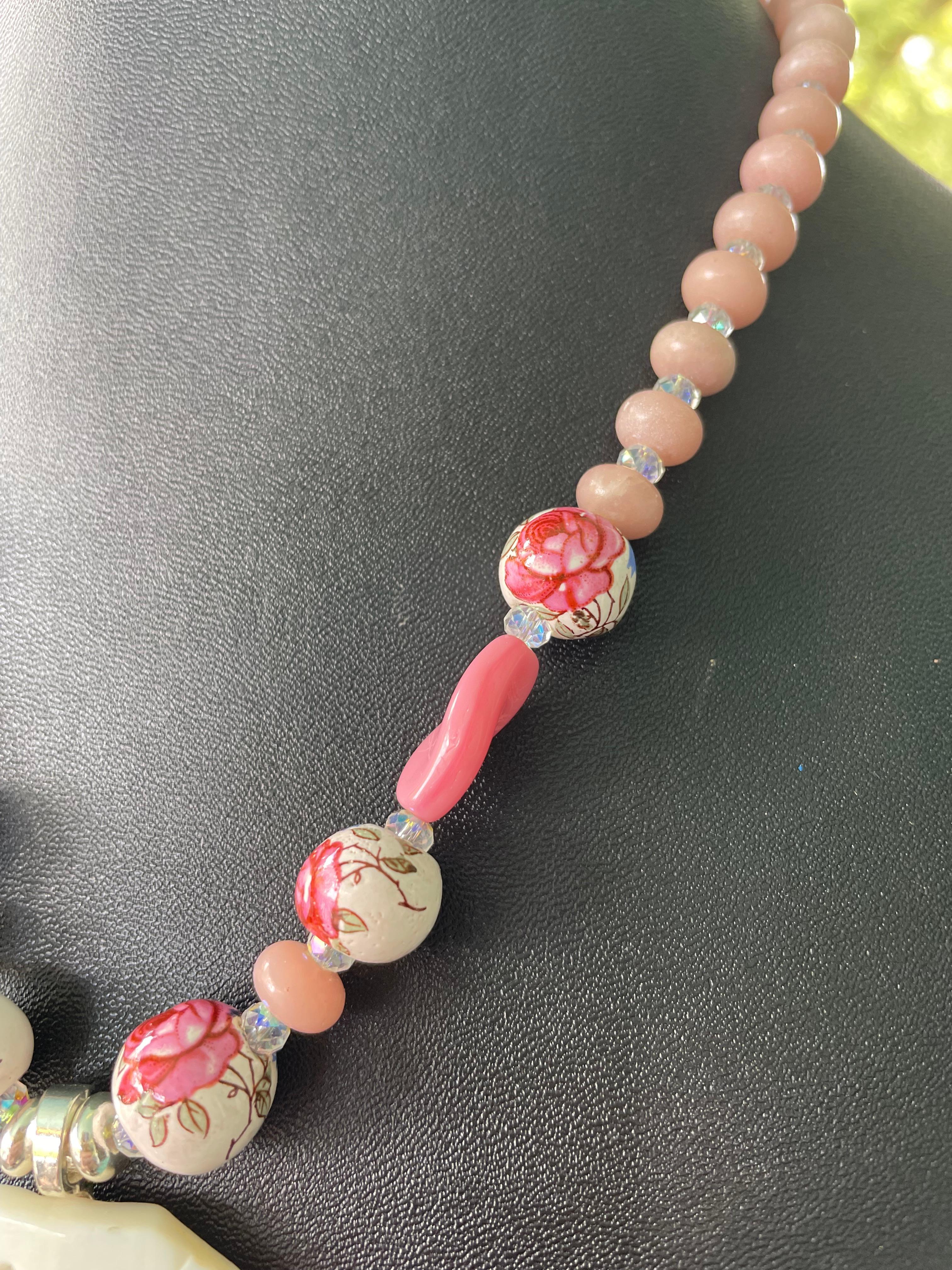 LB bietet Vintage SS Brosche Keramik Rose Perlen Rose Quartz Kristall Halskette für Damen oder Herren im Angebot