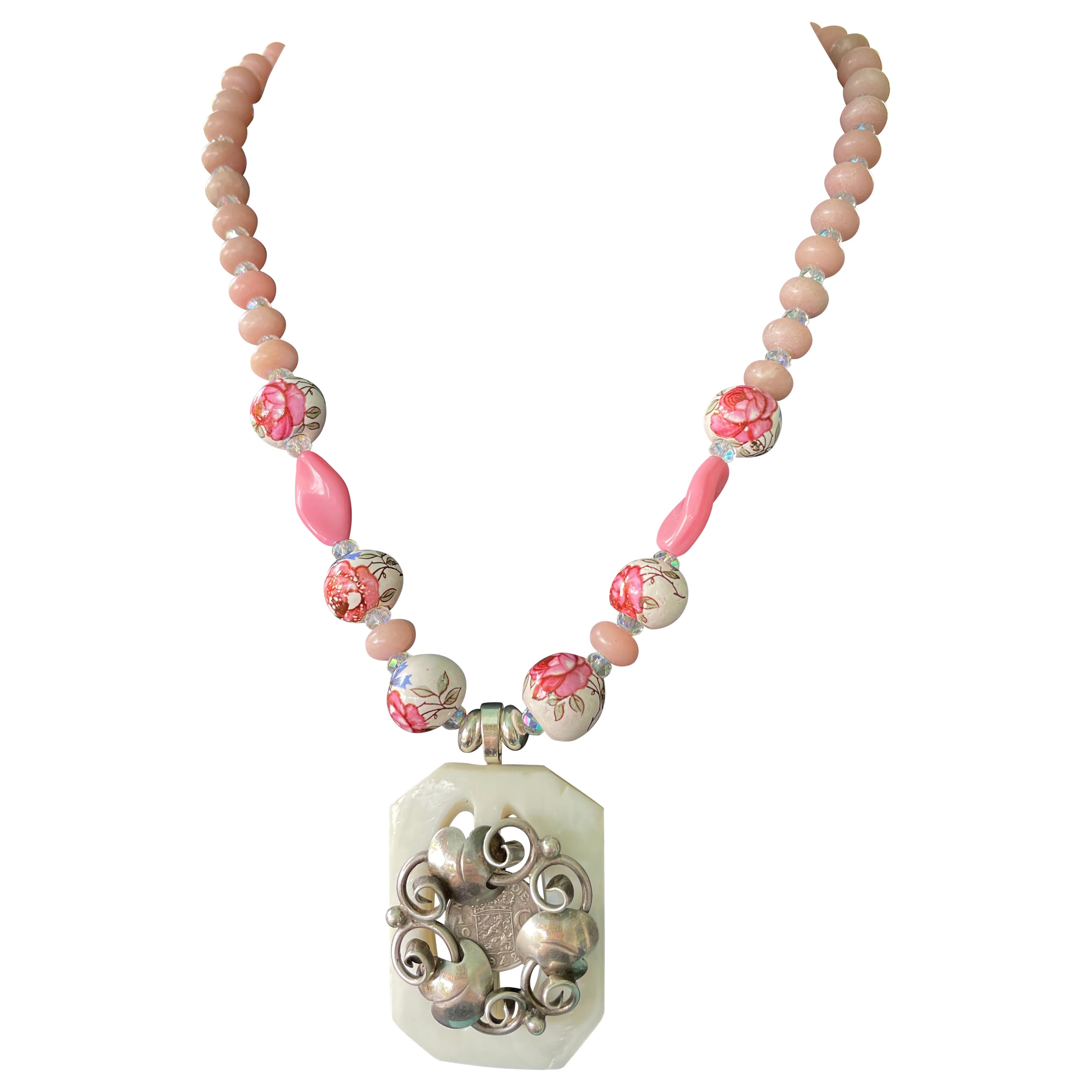 LB offre una spilla SS vintage Collana di cristallo di quarzo rosa e perle di ceramica in vendita