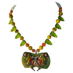 LB propose un collier vintage en acier inoxydable, émail, bakélite, cristal, cornaline et verre de Murano