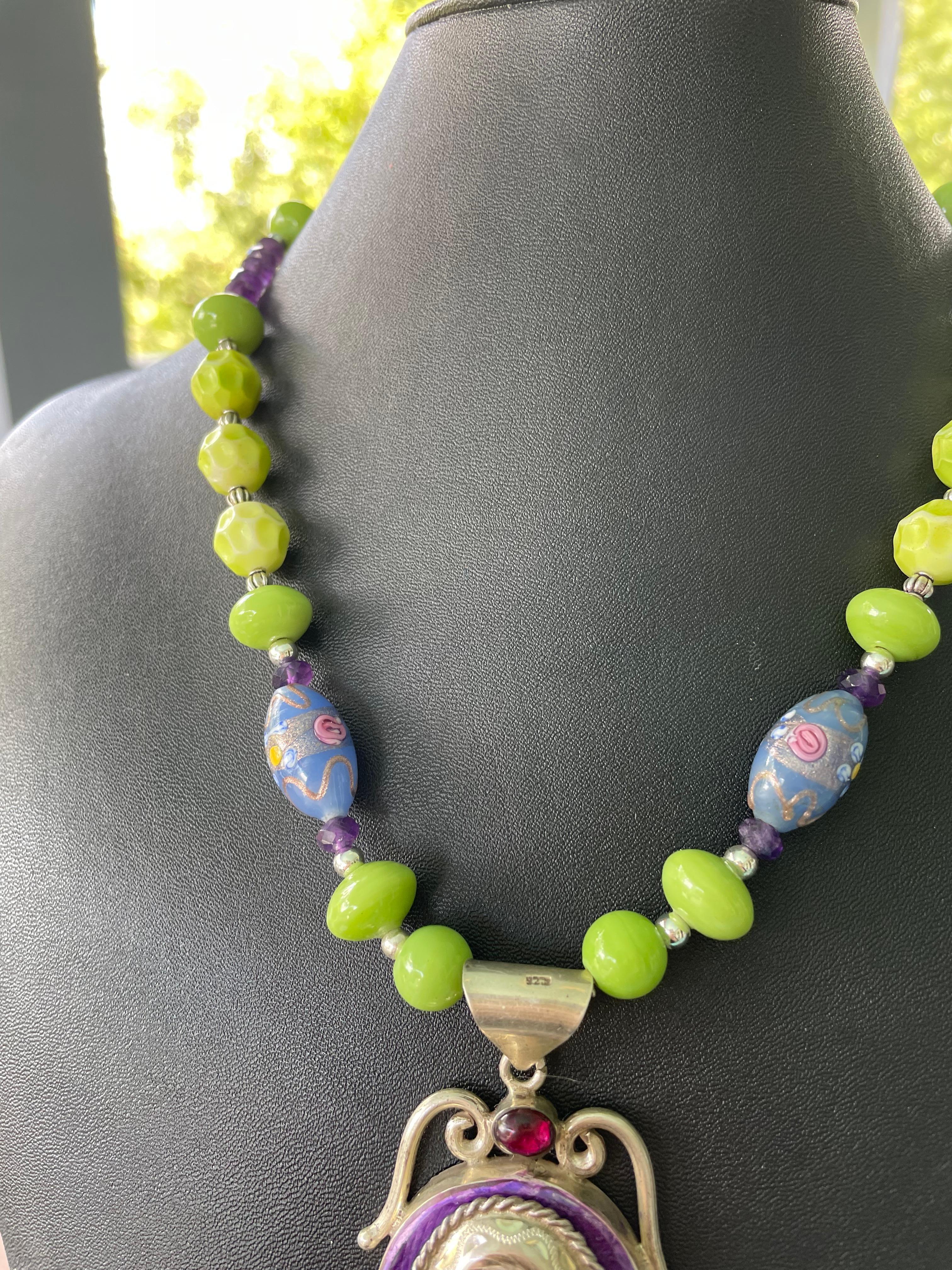 LB bietet Vintage Sterling Balinese Anhänger venezianischen Glas Amethyst Halskette (Perle) im Angebot
