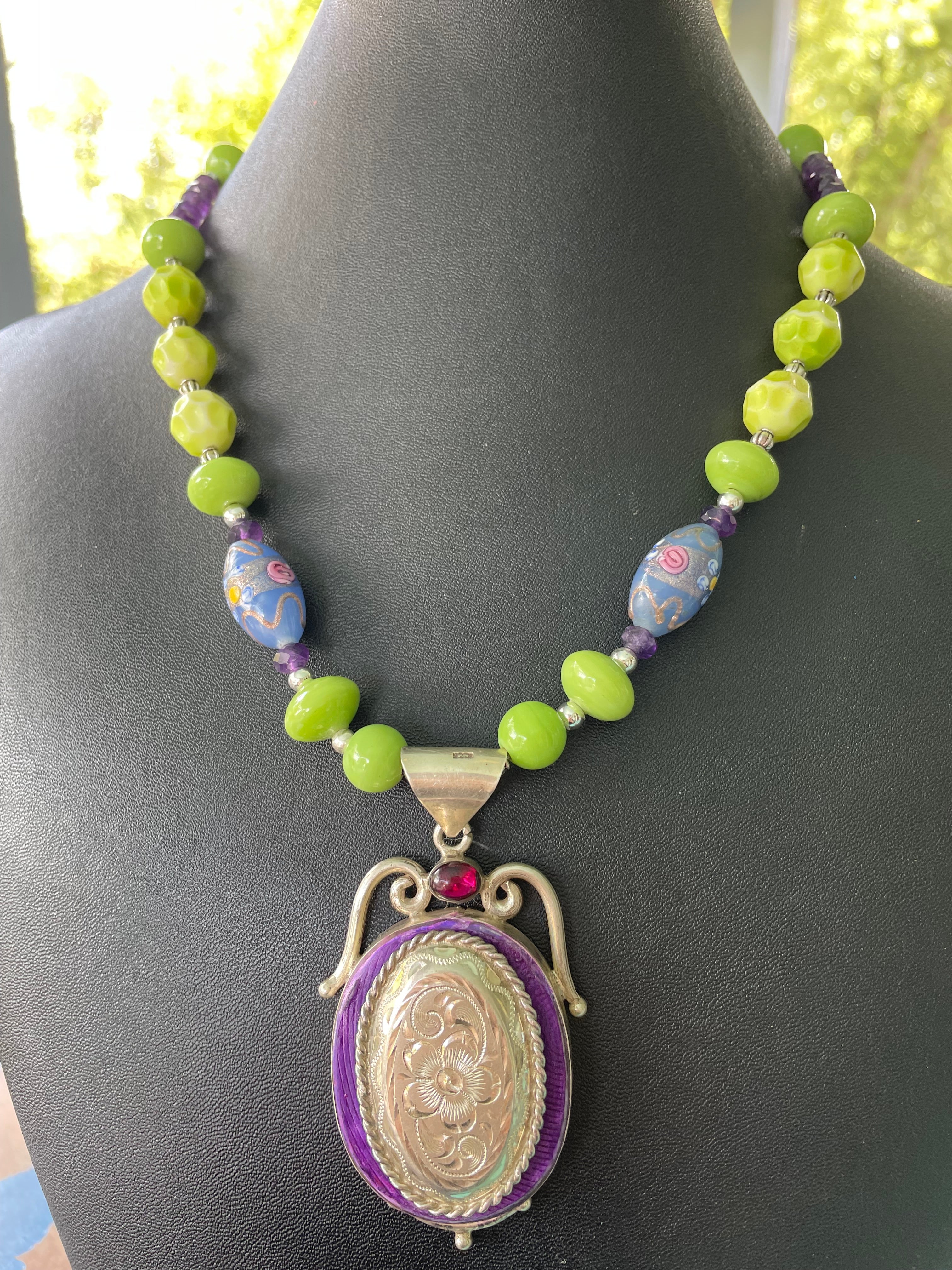 LB bietet Vintage Sterling Balinese Anhänger venezianischen Glas Amethyst Halskette im Angebot