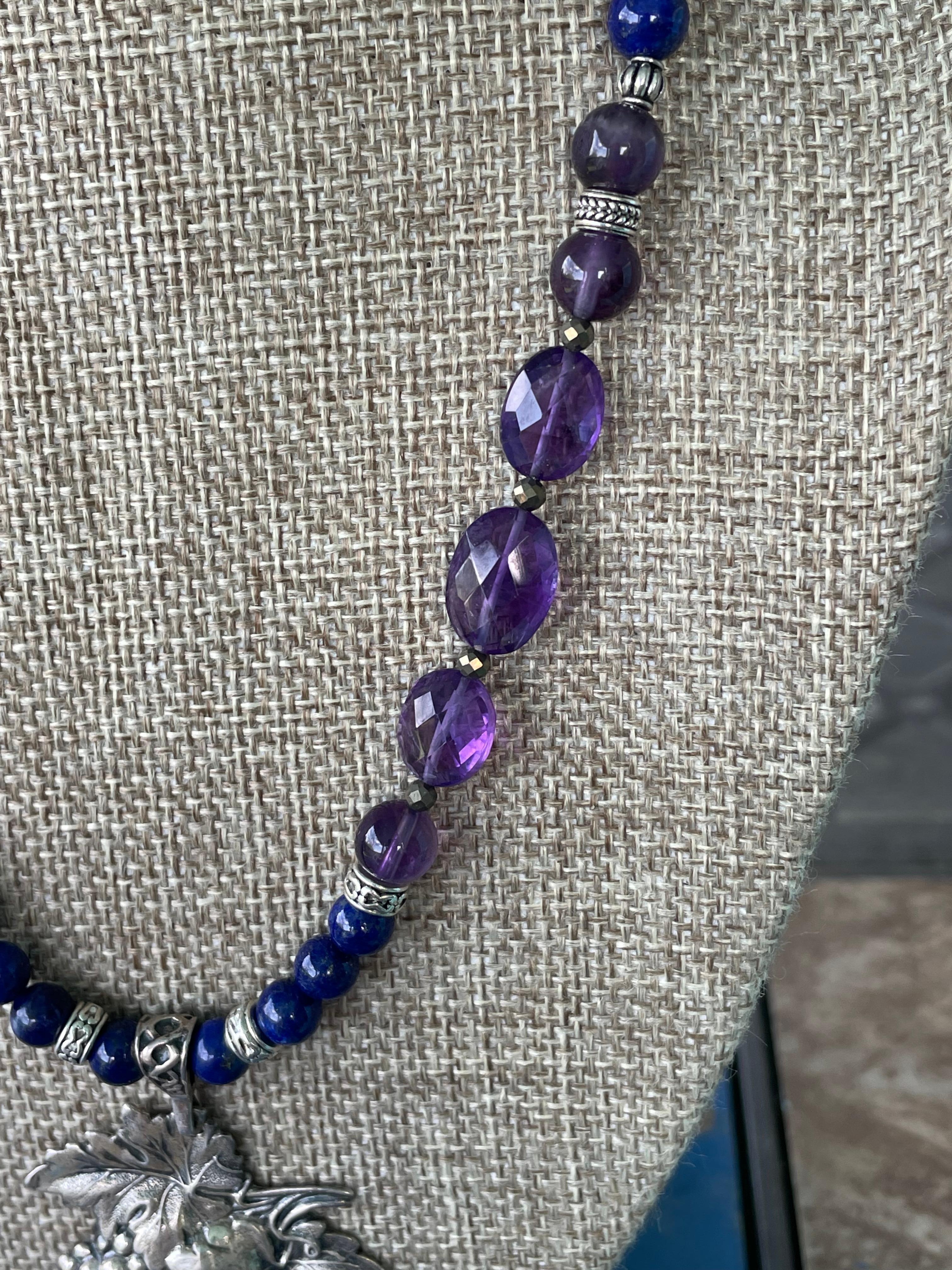 Art nouveau LB propose une broche vintage en forme de raisin en argent sterling, lapis-lazuli et améthyste en vente
