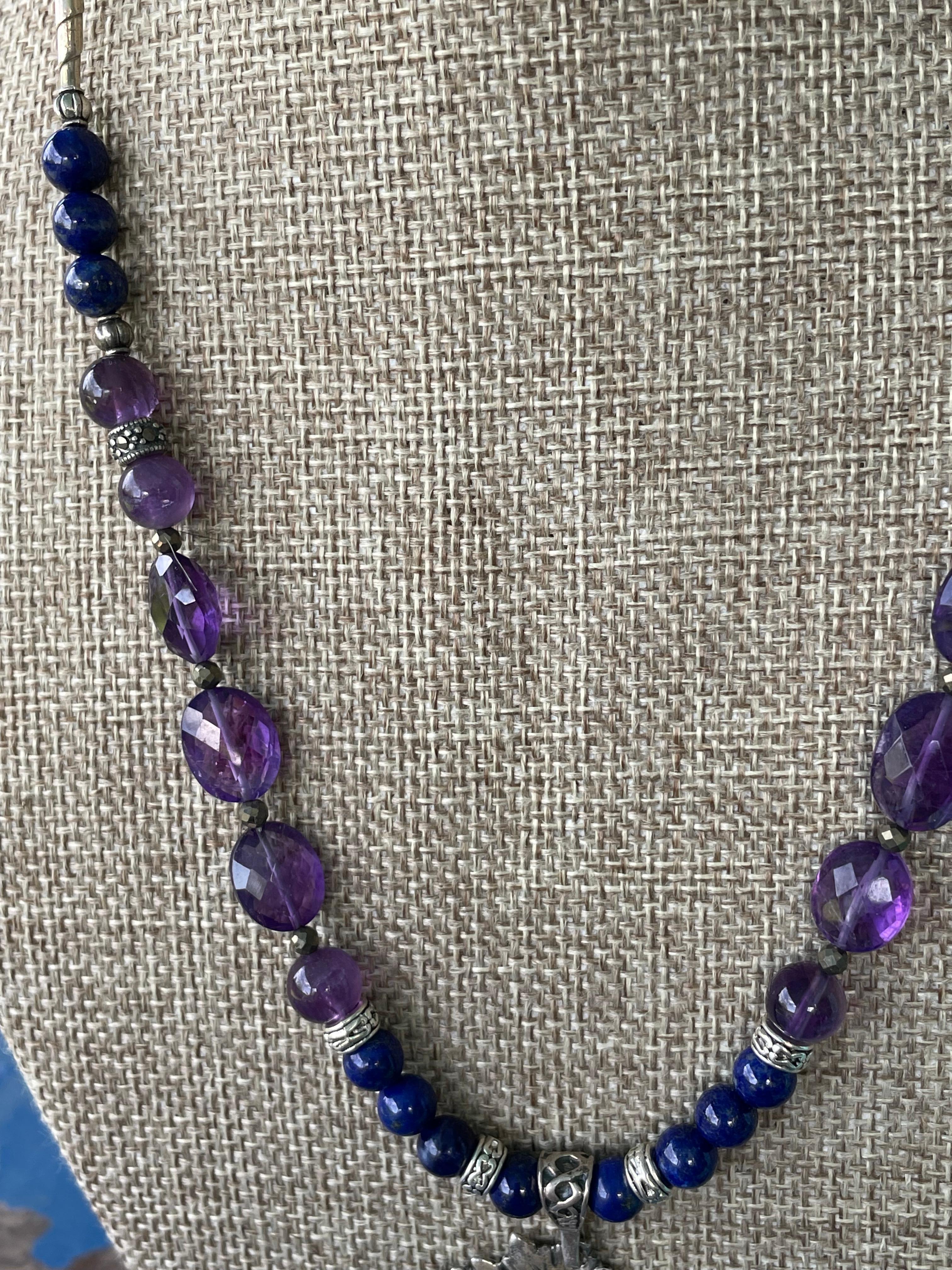 Perle LB propose une broche vintage en forme de raisin en argent sterling, lapis-lazuli et améthyste en vente