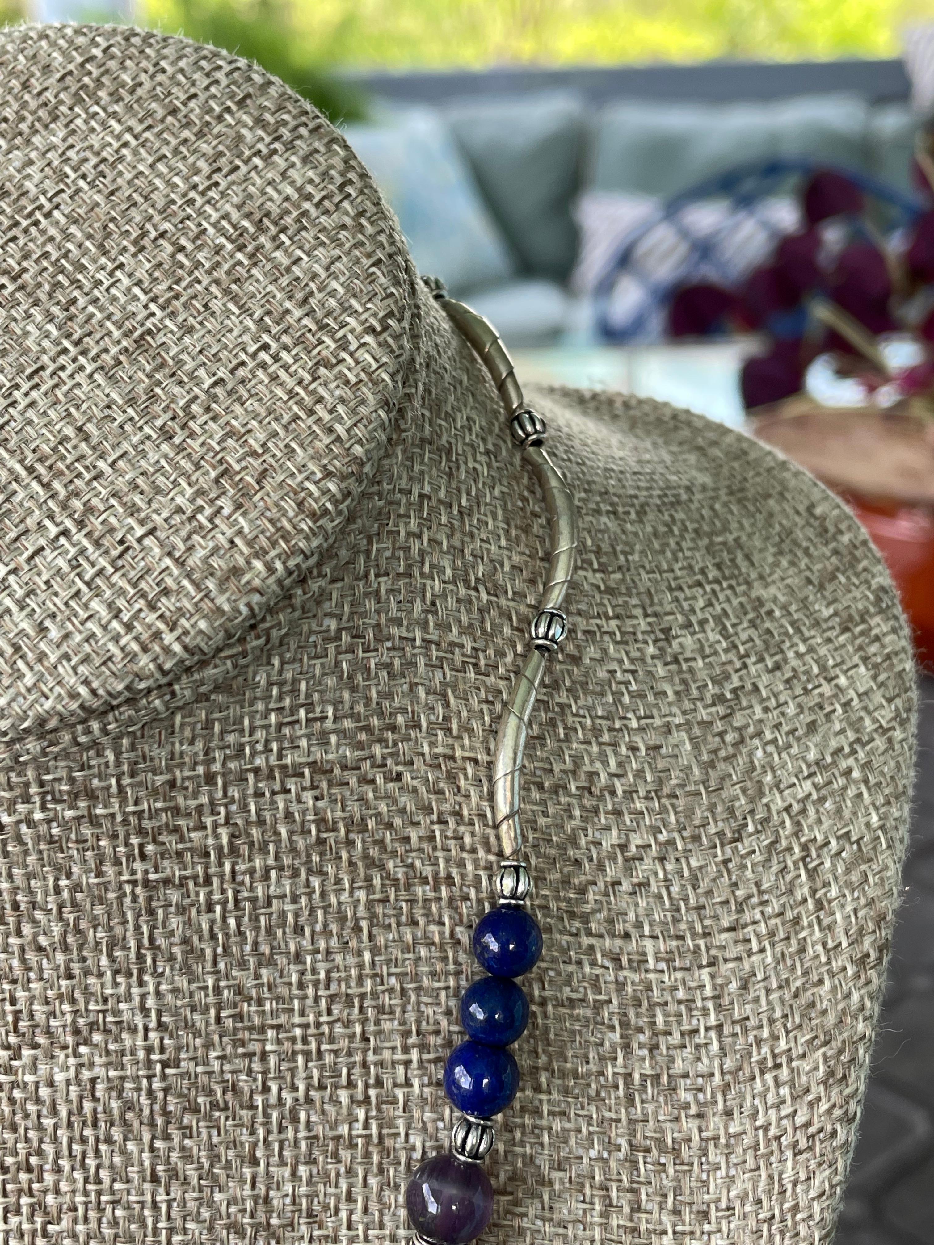 LB propose une broche vintage en forme de raisin en argent sterling, lapis-lazuli et améthyste Unisexe en vente