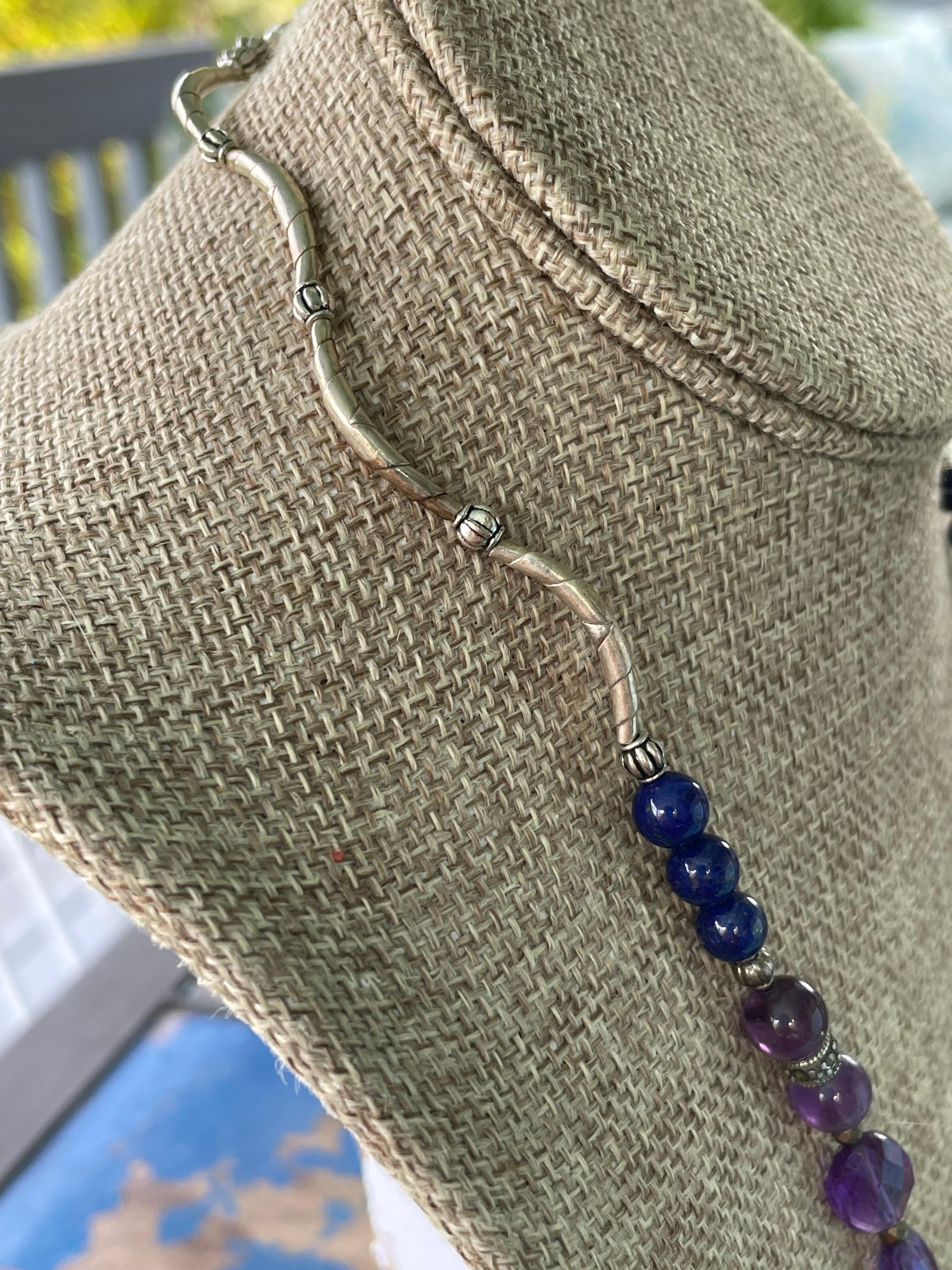 LB propose une broche vintage en forme de raisin en argent sterling, lapis-lazuli et améthyste en vente 2