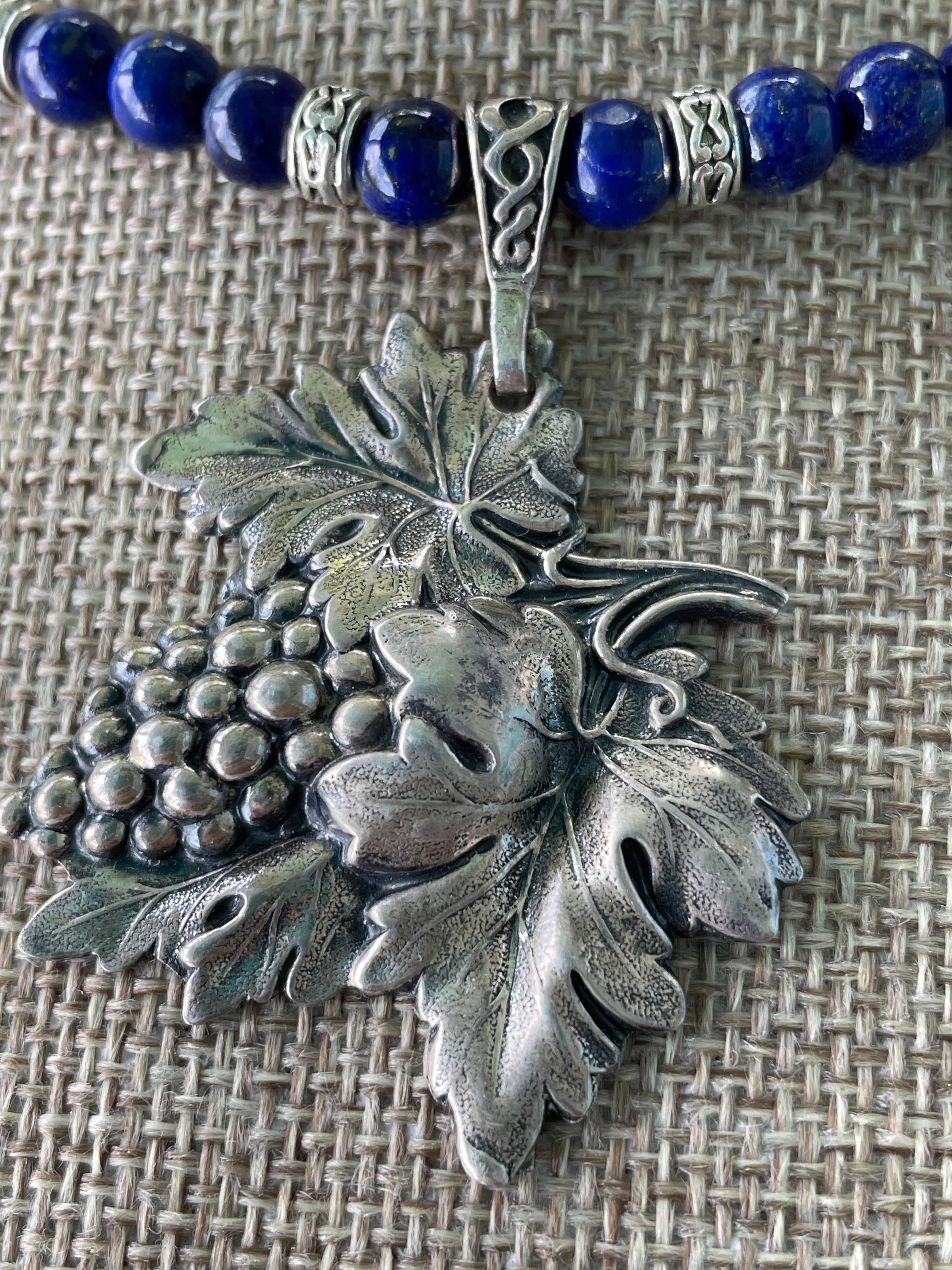 LB propose une broche vintage en forme de raisin en argent sterling, lapis-lazuli et améthyste en vente 3