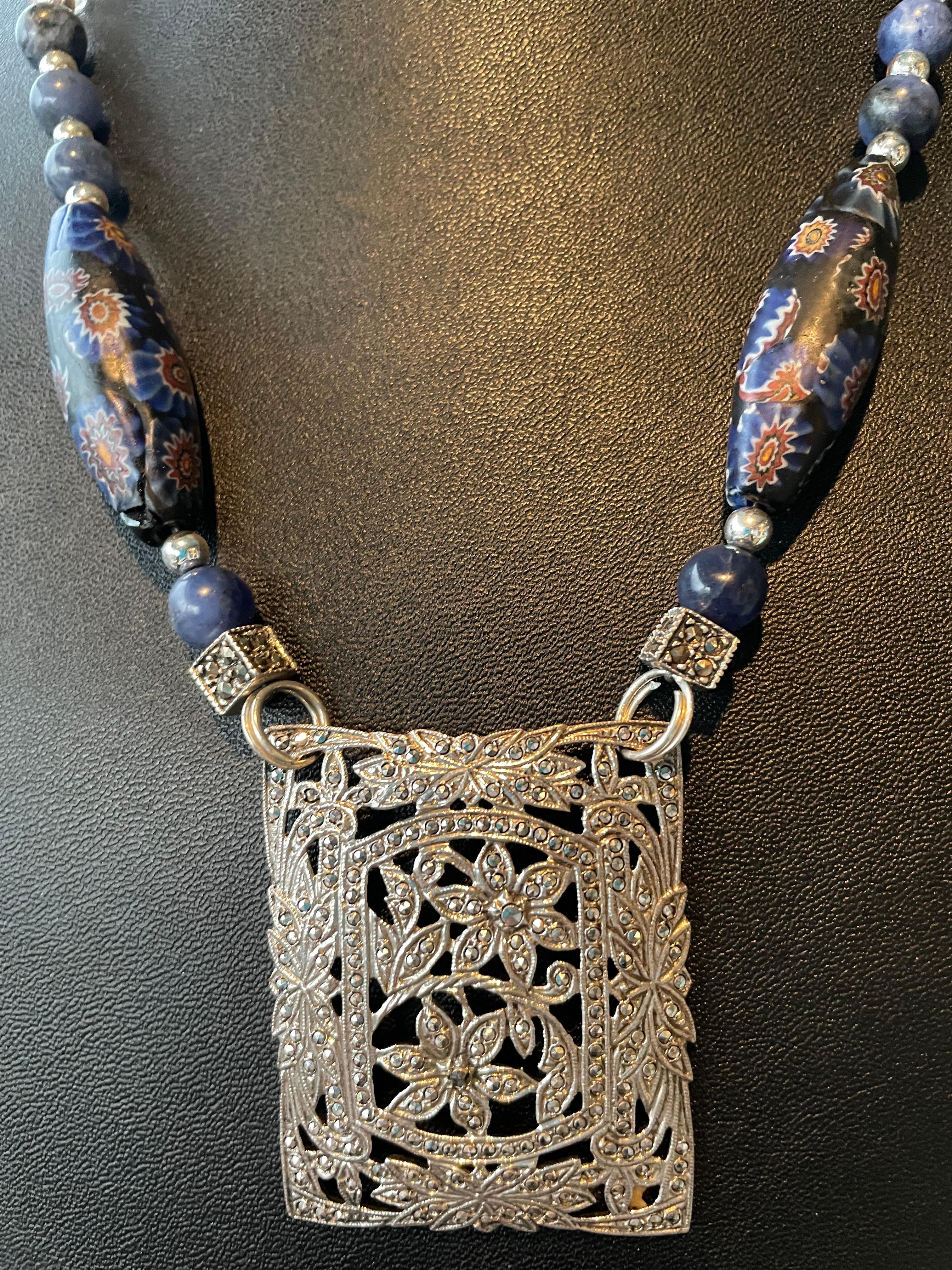 LB ofrece Vintage Sterling Marcasite Broche cuentas venecianas Collar de cristal en Bueno Estado en Pittsburgh, PA