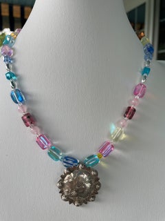 LB ofrece un collar vintage de plata de ley con colgante y cuentas de cristal multicolor de plata de ley