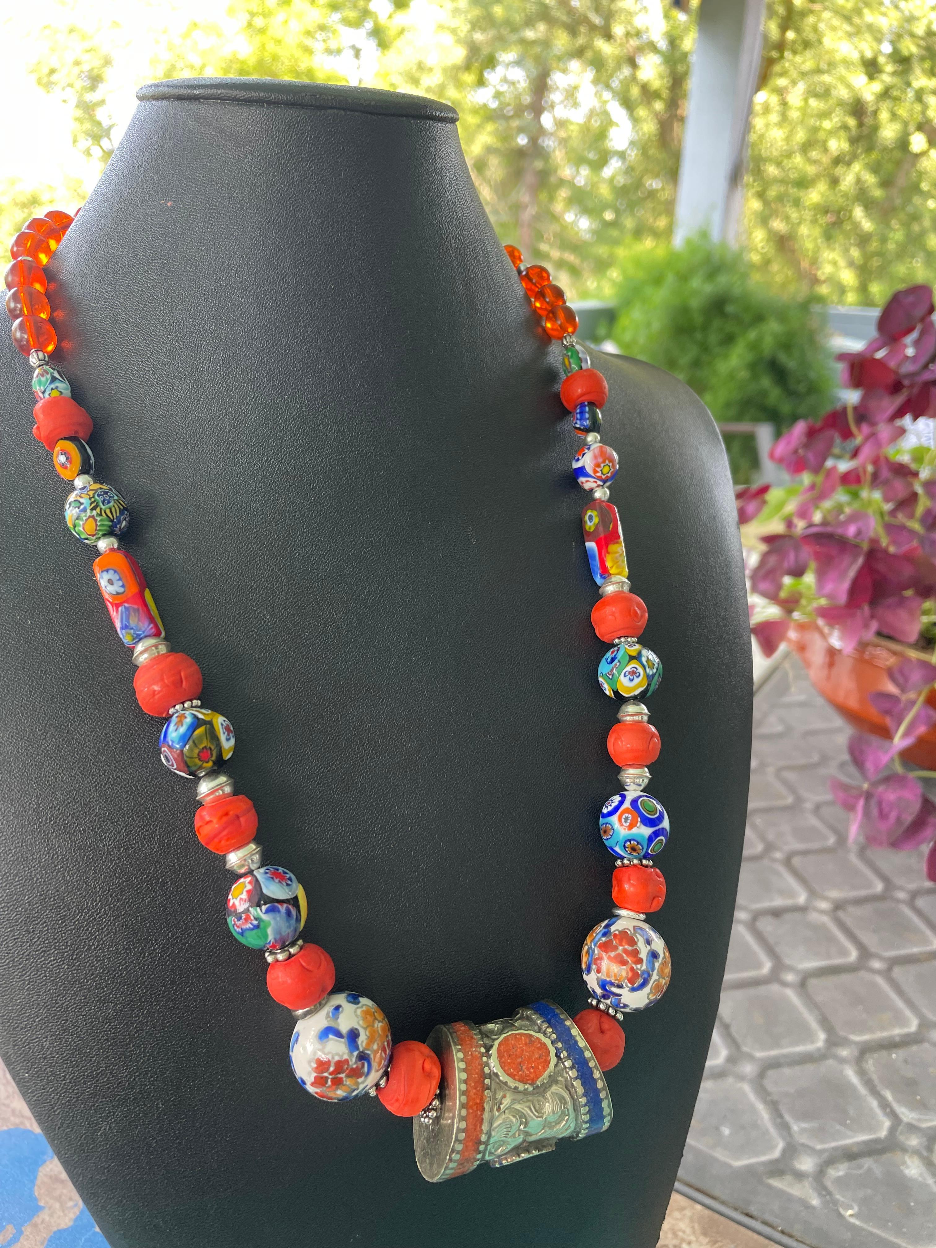 LB bietet Vintage Silber und Lapis Lazuli und Korallen eingelegt tibetischen Zentrum Bead Halskette.
Eine Reihe japanischer Vintage-Imari-Keramikperlen, venezianische Mille-Fiore-Glasperlen, tief korallenrot  geschnitzte Perlen, orangefarbene