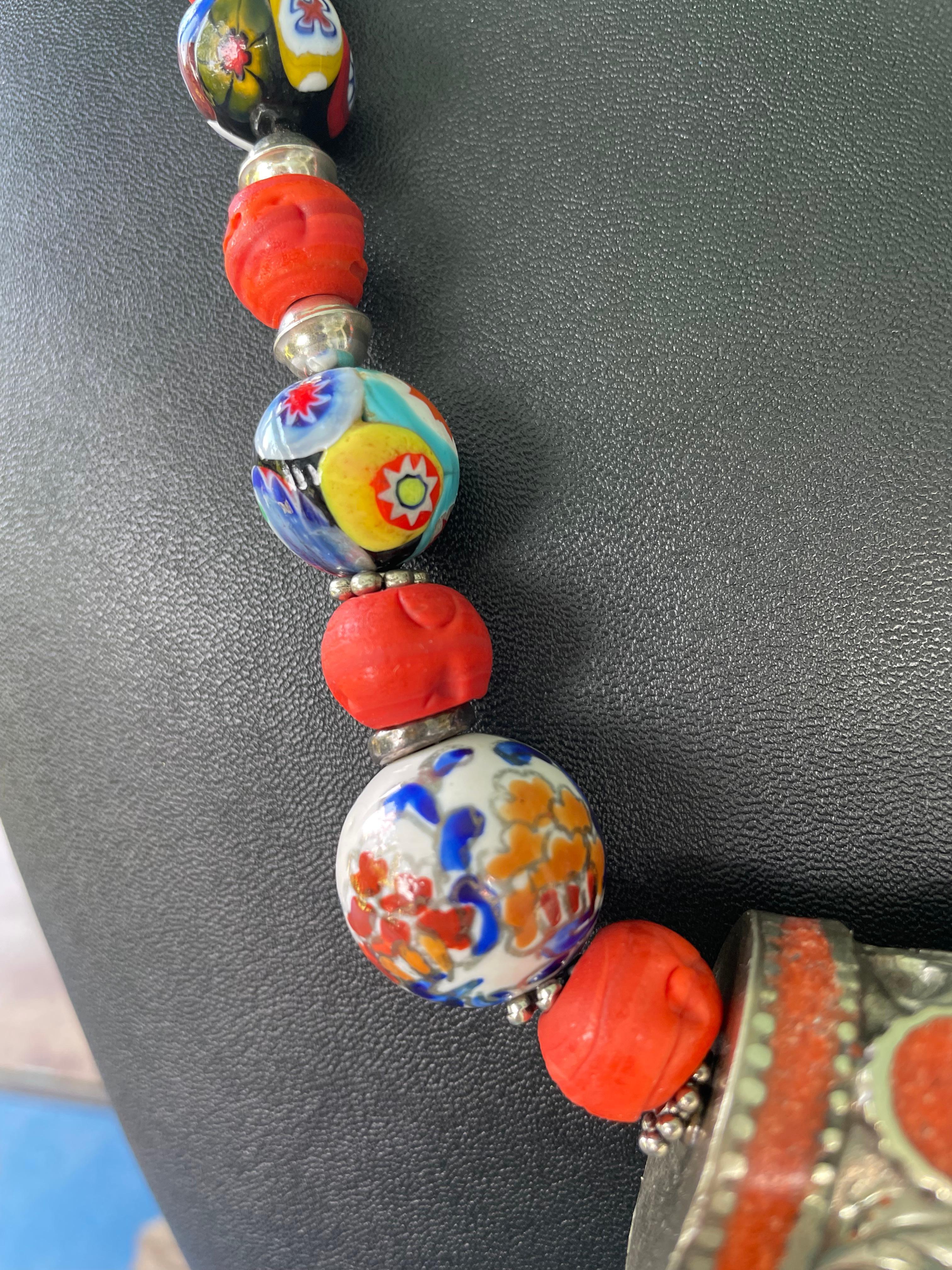 LB bietet Vintage tibetische Intarsien Perle venezianischen Vintage Koralle SS Glas Halskette im Angebot 1