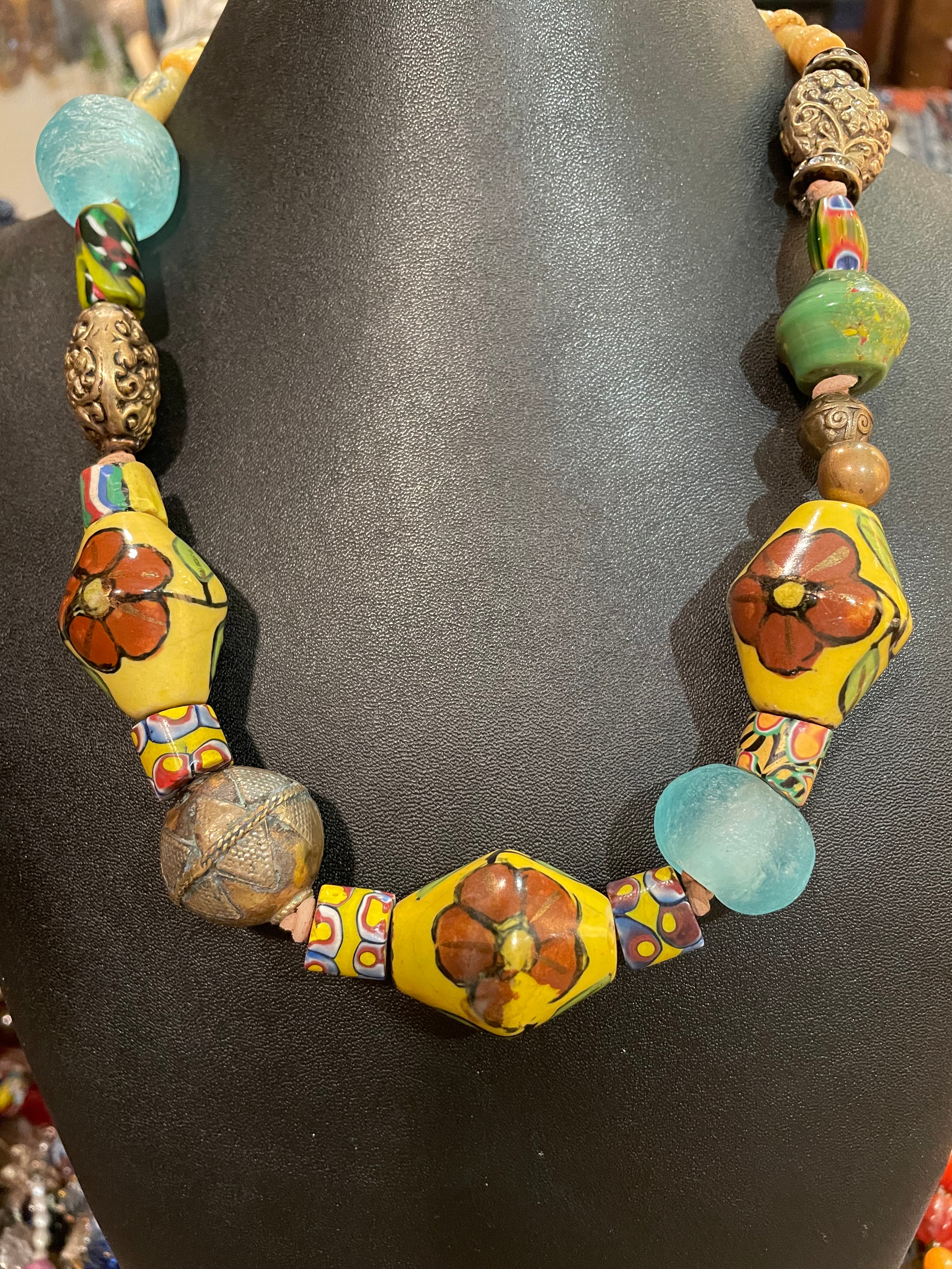Lorraines' Bijoux propone una collana di perline Chunky Multi. Le perle di ceramica tibetana dipinte a mano d'epoca sono combinate con perle Mille Fiore in vetro veneziano d'epoca, vetro marino di grandi dimensioni, perle tibetane in ottone di